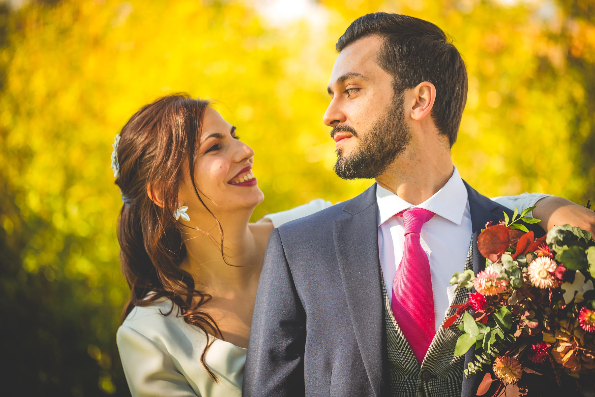 Retrato de una pareja de invitados en los jardines, fotografía de boda en el Castillo de Viñuelas.