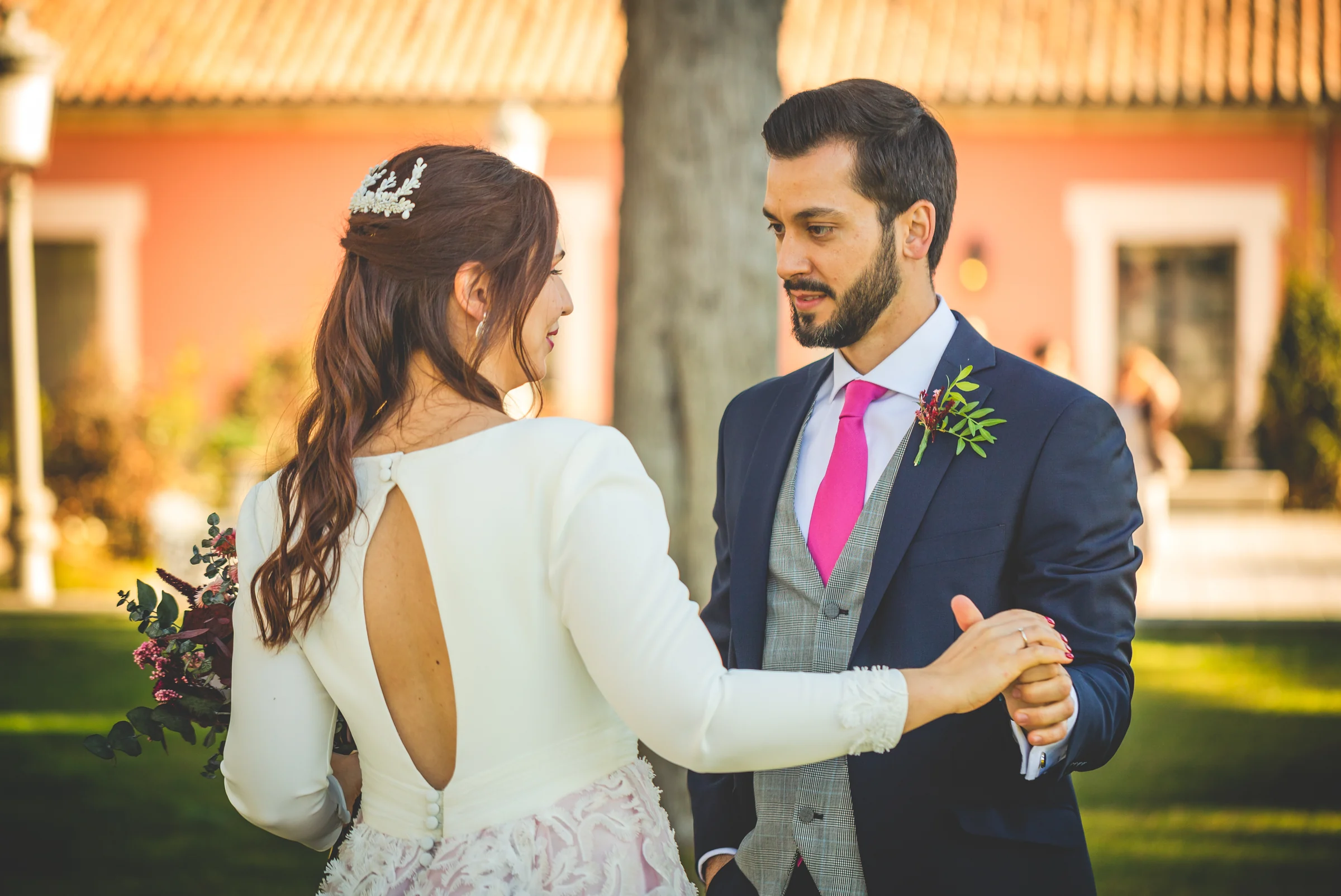 Pareja de invitados bailando al aire libre, fotografía de boda en el Castillo de Viñuelas.