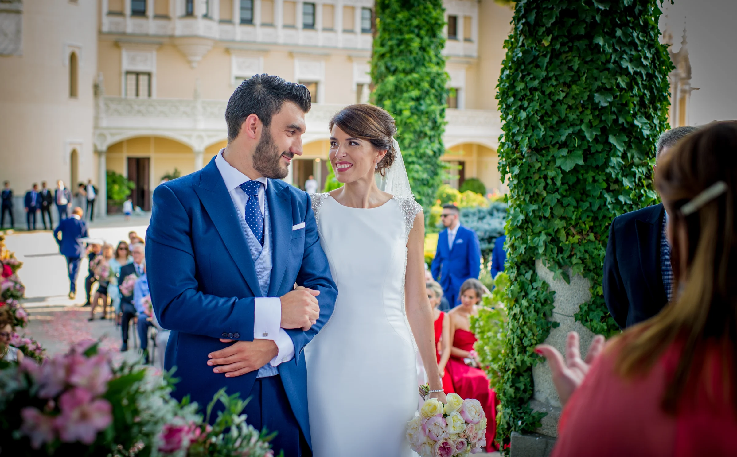 Novios durante la ceremonia junto al oficiante, fotografía de boda en el Castillo de Viñuelas.