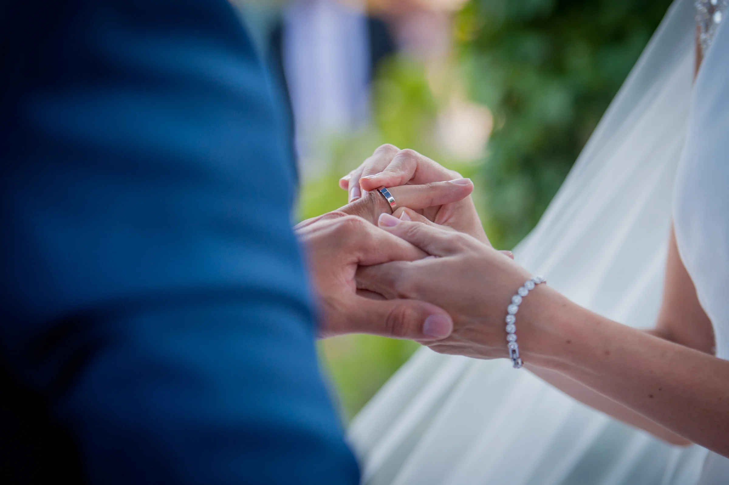 Detalle de las manos de los novios durante la ceremonia, fotografía de boda en el Castillo de Viñuelas.