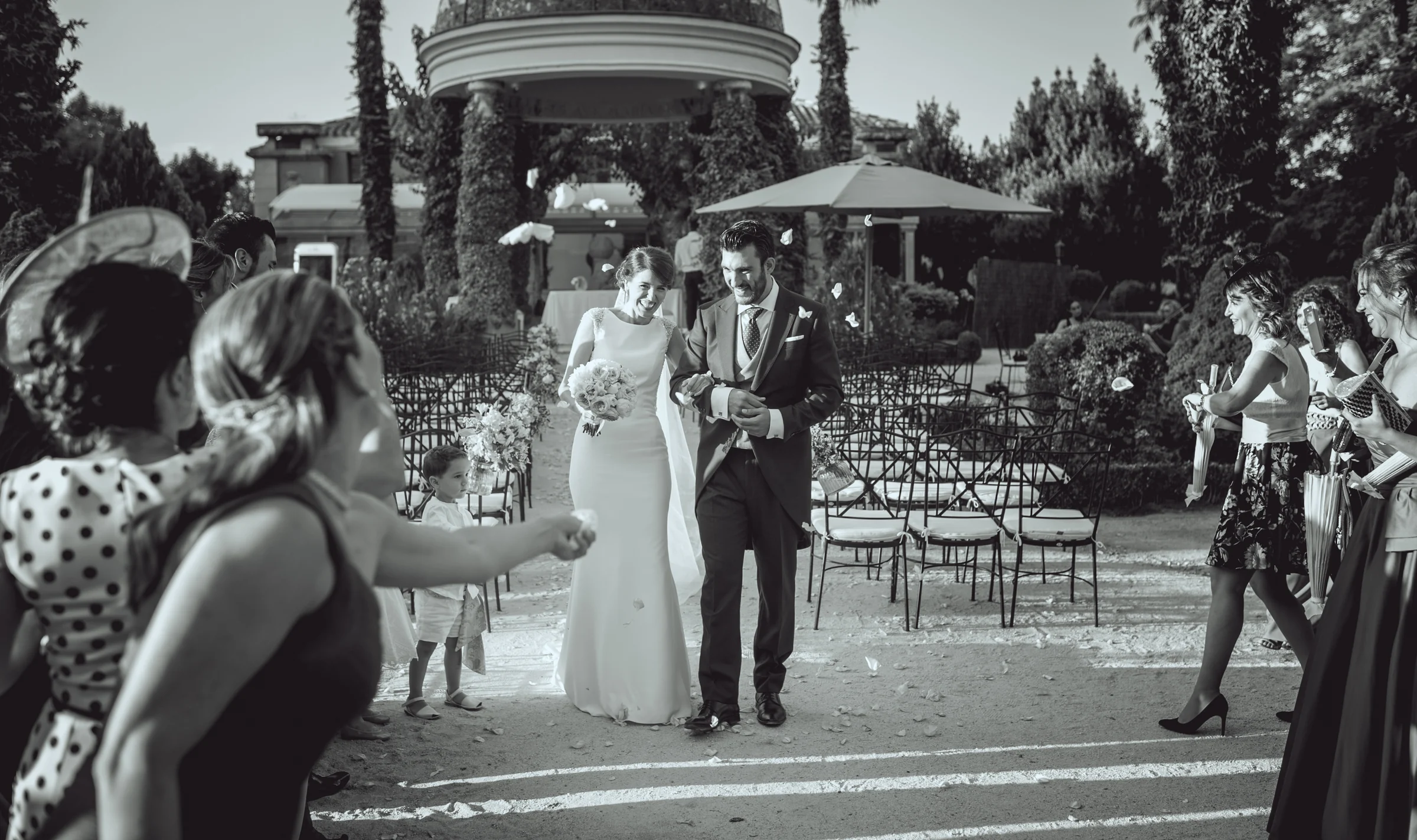Novia caminando entre los invitados durante el cóctel, fotografía de boda en el Castillo de Viñuelas.
