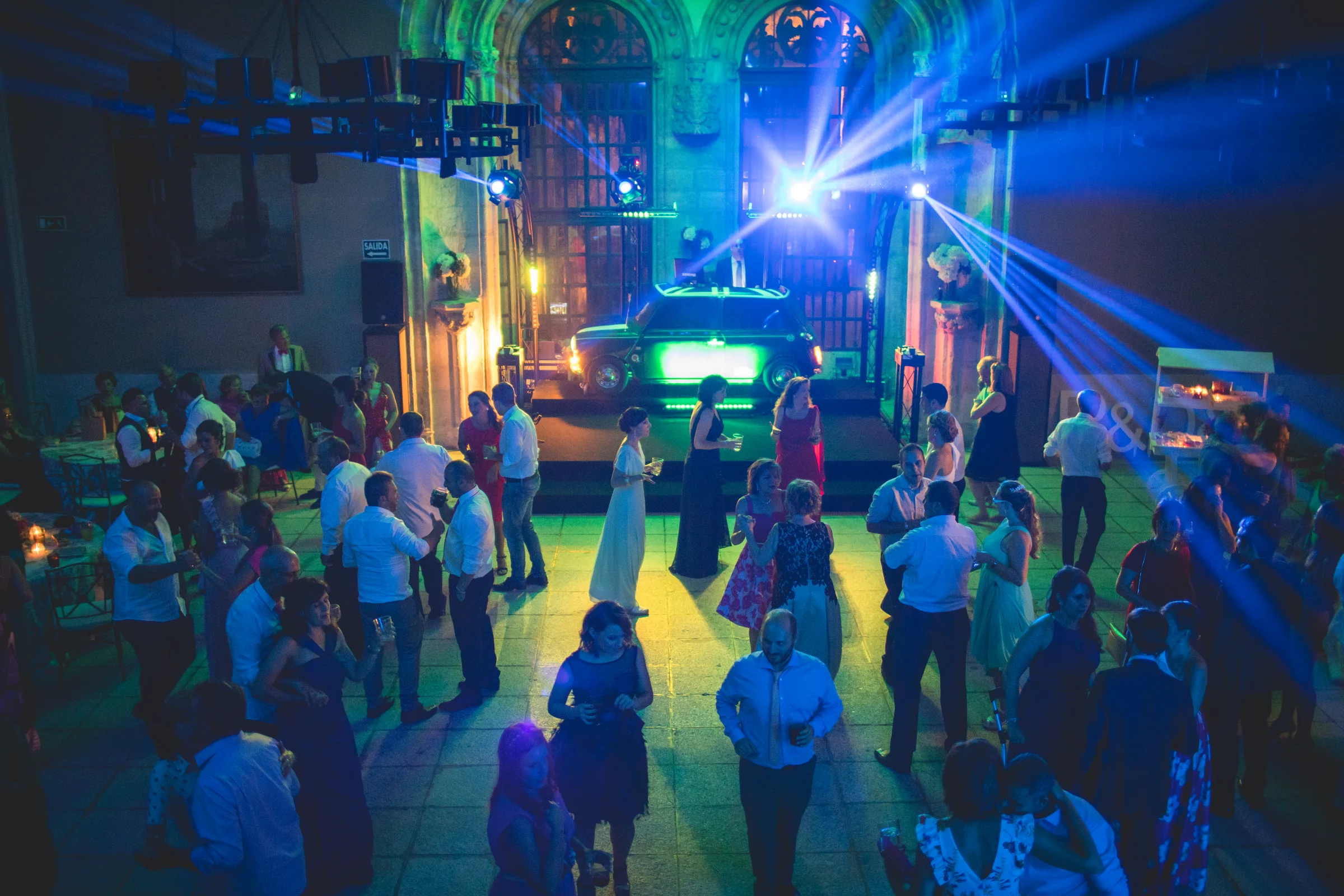 Pista de baile con iluminación y música, fotografía de boda en el Castillo de Viñuelas.