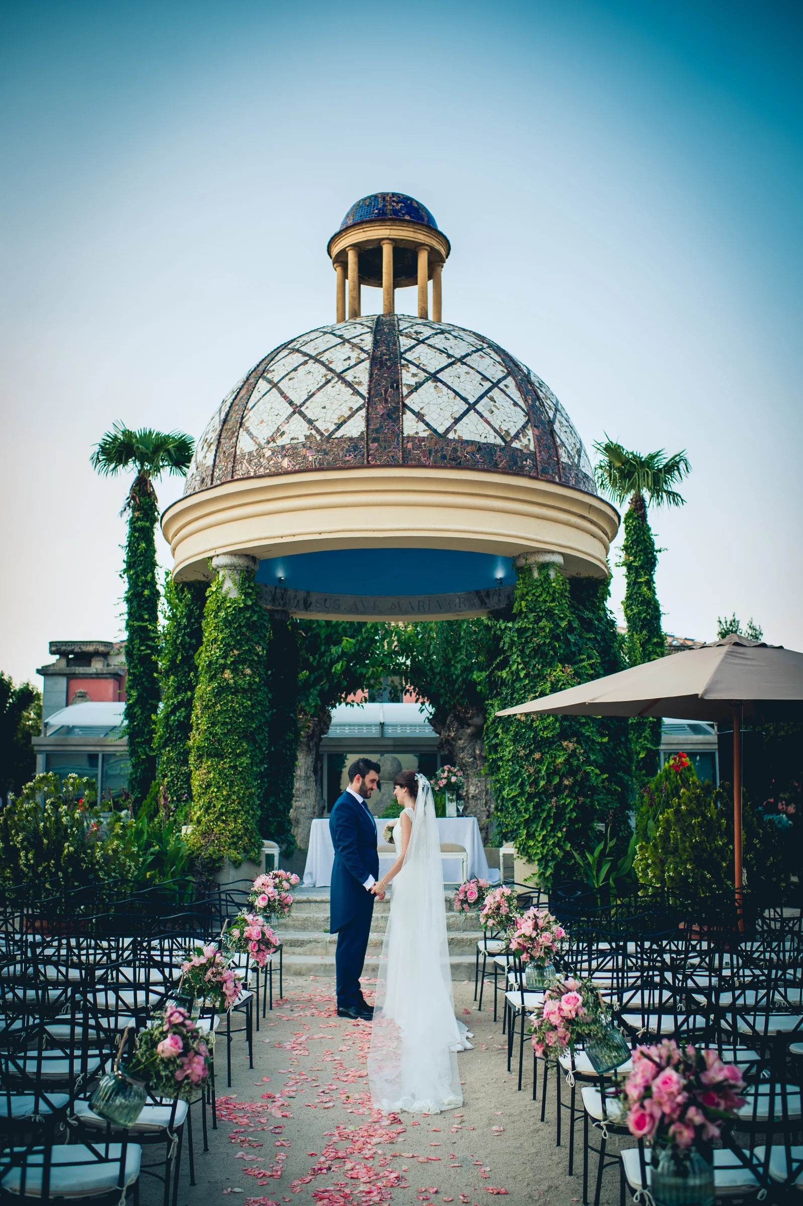 Novios en el pasillo central del templete, fotografía de boda en el Castillo de Viñuelas.