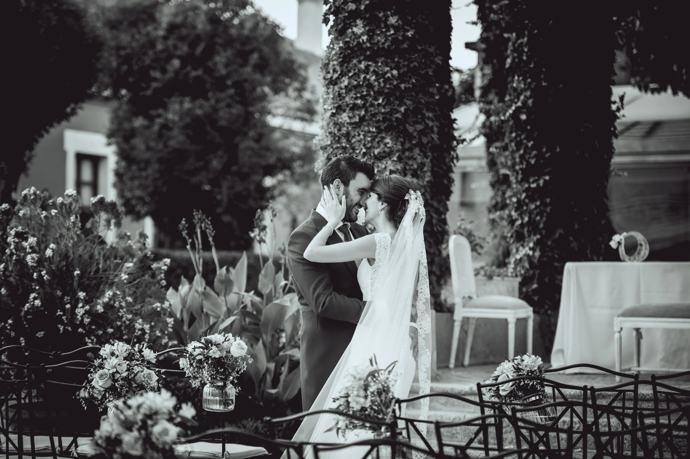 Novios abrazados en un momento íntimo de la ceremonia, fotografía de boda en el Castillo de Viñuelas.