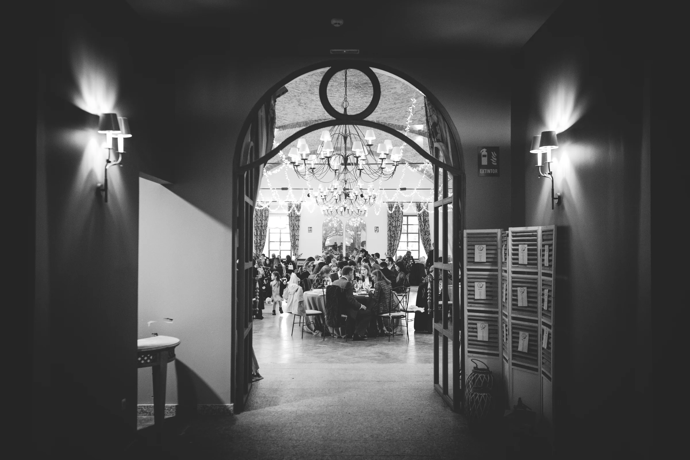 Salon interior visto a traves de un arco, fotografía de boda en el Castillo de Viñuelas.