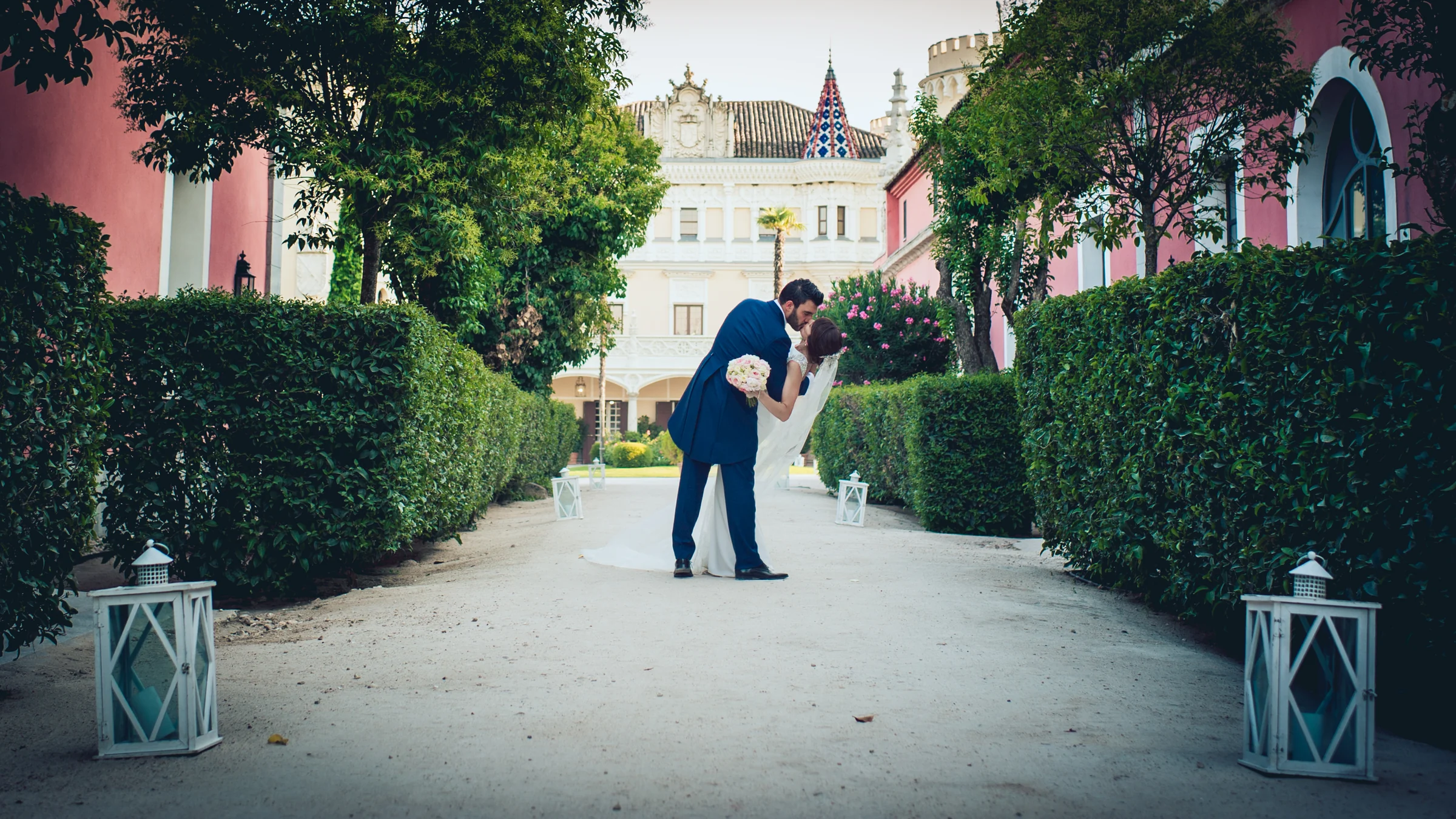 Novios posando en el camino de entrada al castillo, fotografía de boda en el Castillo de Viñuelas.