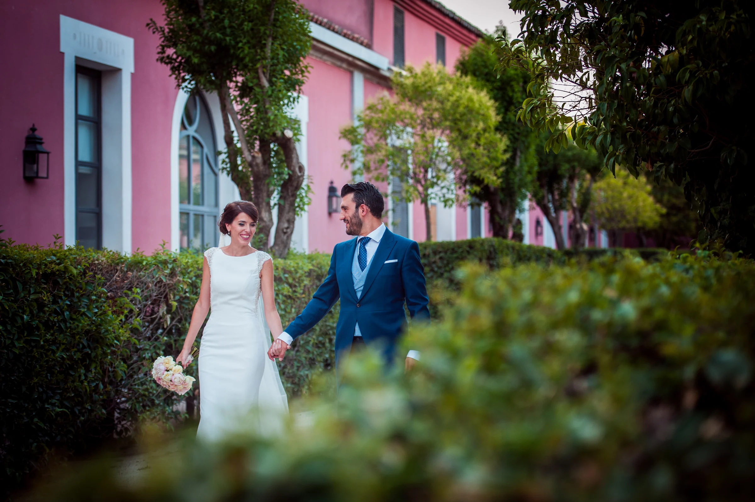 Novios paseando por los jardines, fotografía de boda en el Castillo de Viñuelas.