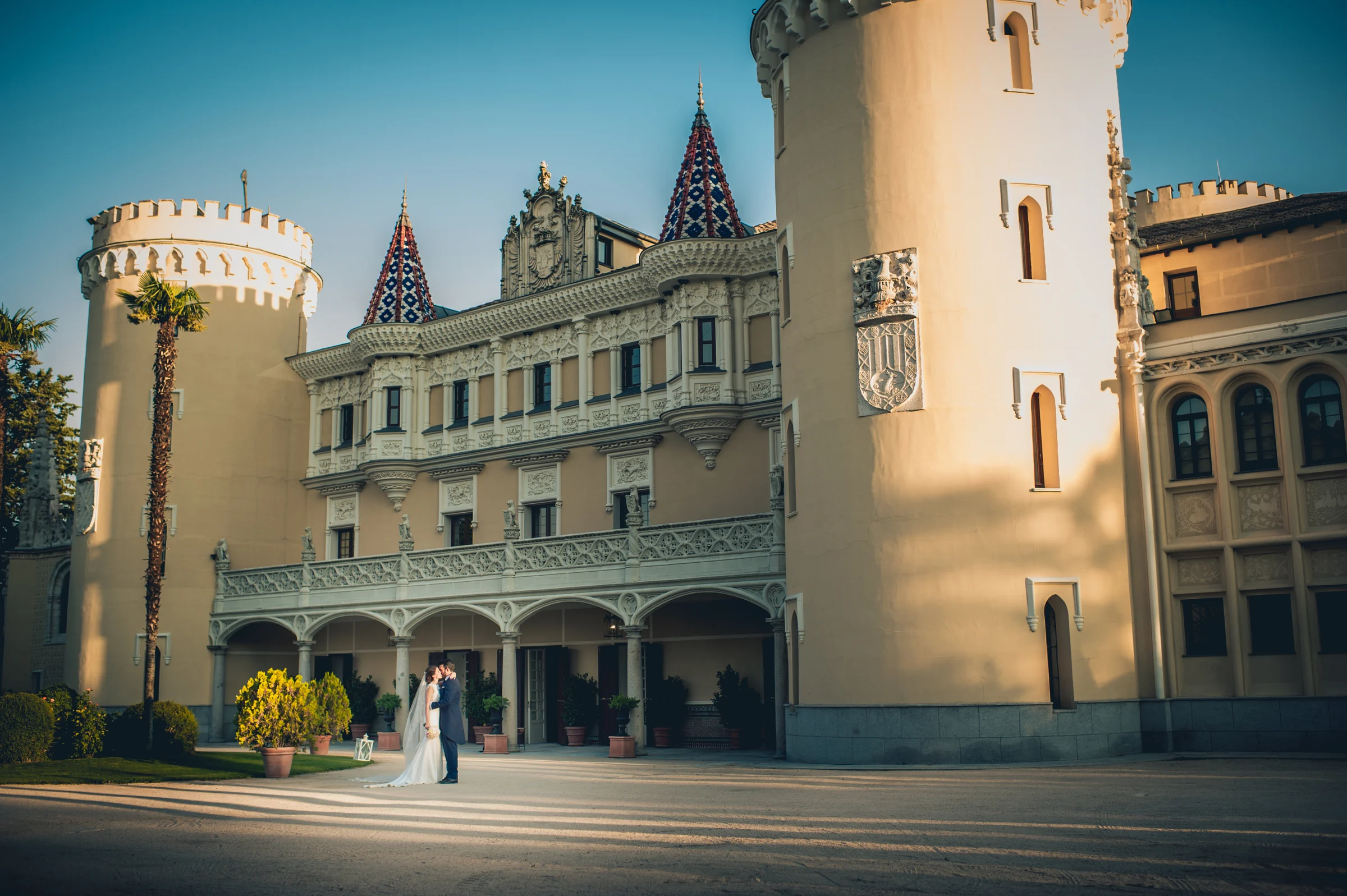 Fachada del castillo de Viñuelas al atardecer, fotografía de boda en el Castillo de Viñuelas.