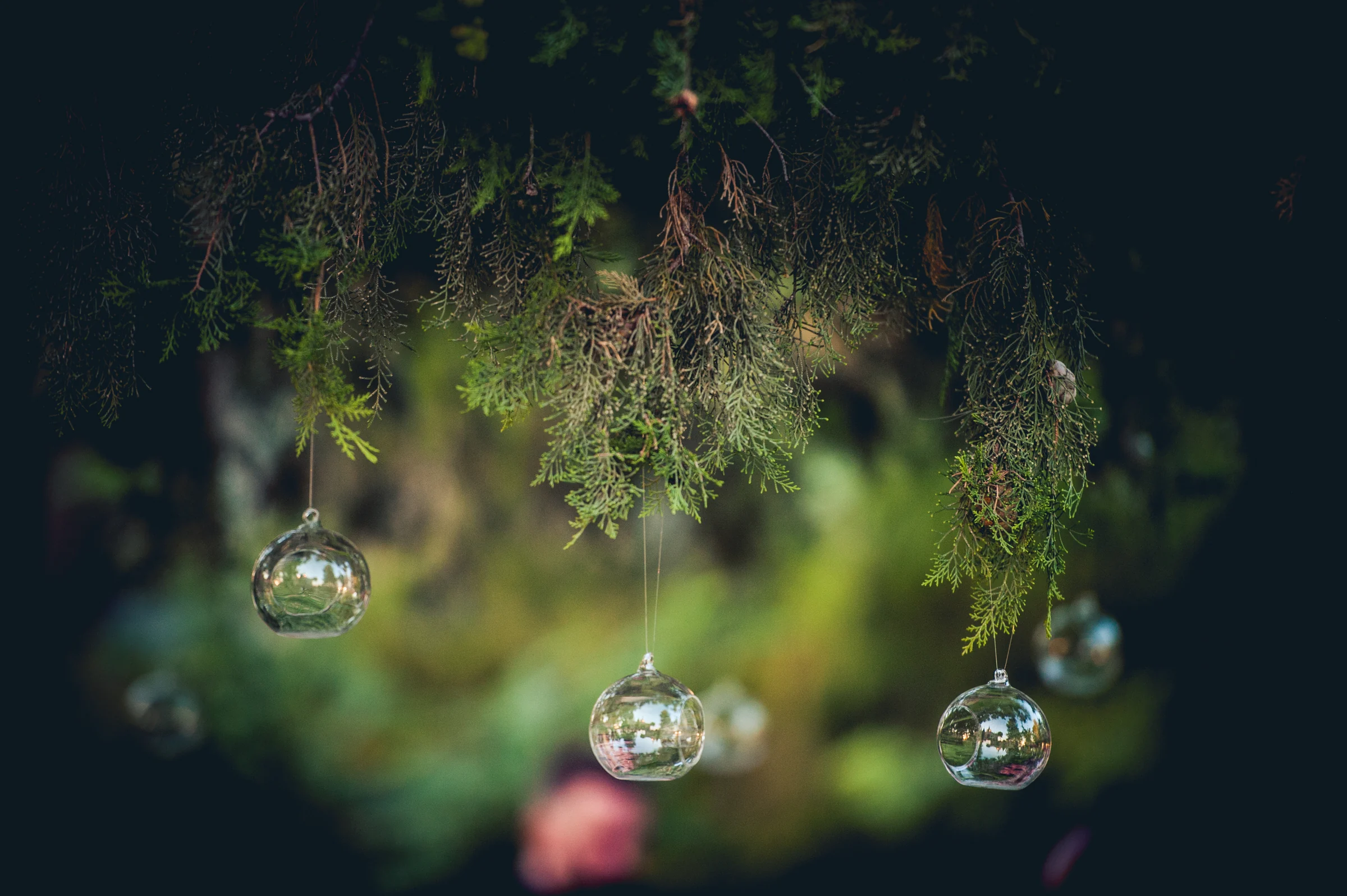 Bolas de cristal colgadas como decoración exterior, fotografía de boda en el Castillo de Viñuelas.