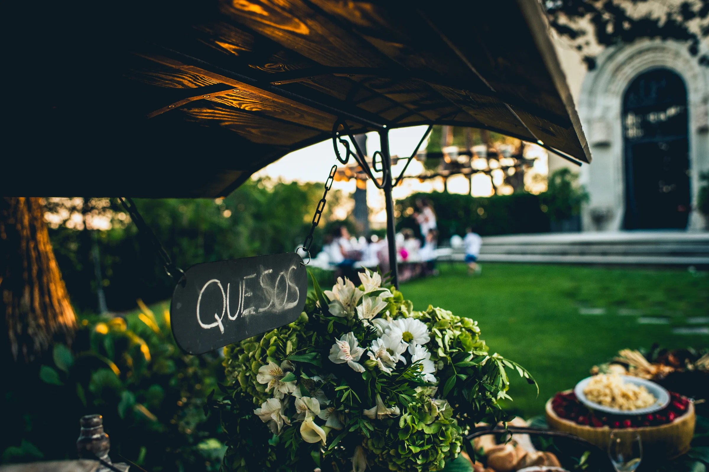 Cartel de quesos y decoración floral del cóctel, fotografía de boda en el Castillo de Viñuelas.