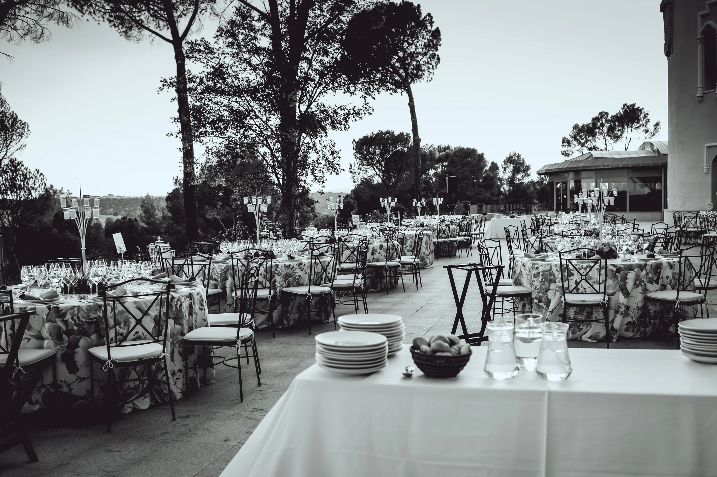 Mesas exteriores preparadas para el banquete nocturno, fotografía de boda en el Castillo de Viñuelas.