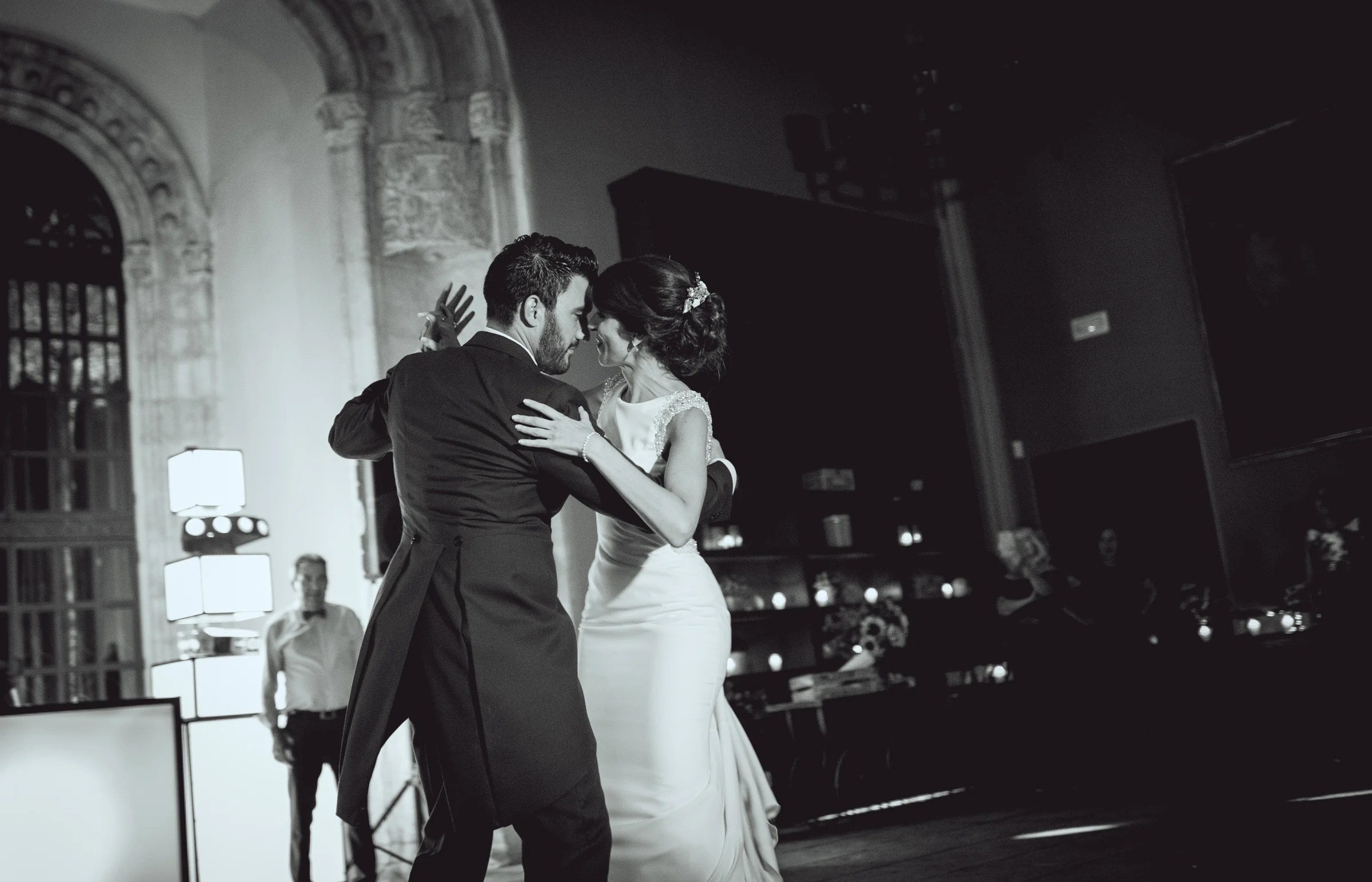 Primer baile de los novios en blanco y negro, fotografía de boda en el Castillo de Viñuelas.