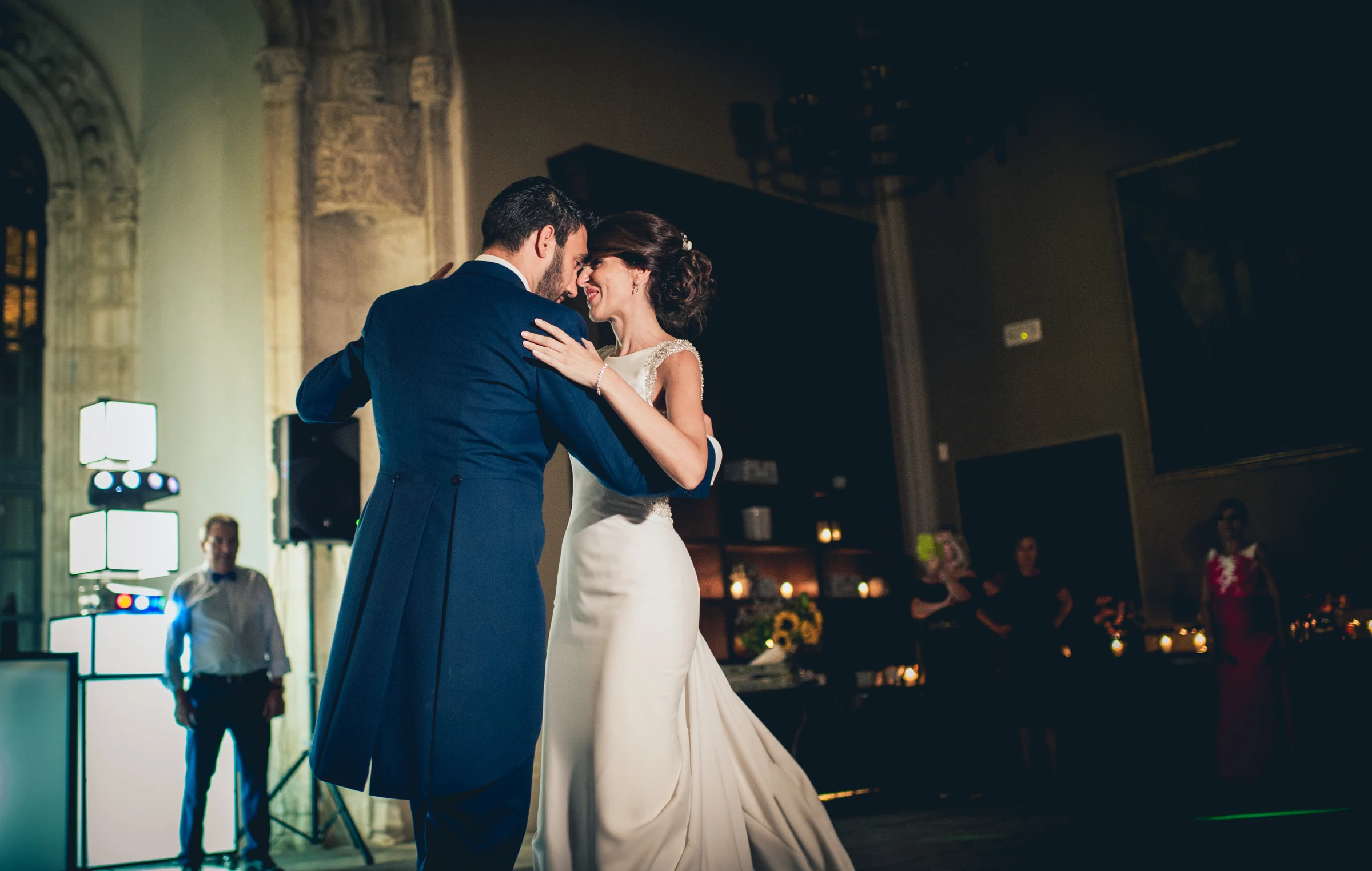Primer baile de los novios con iluminación ambiental, fotografía de boda en el Castillo de Viñuelas.