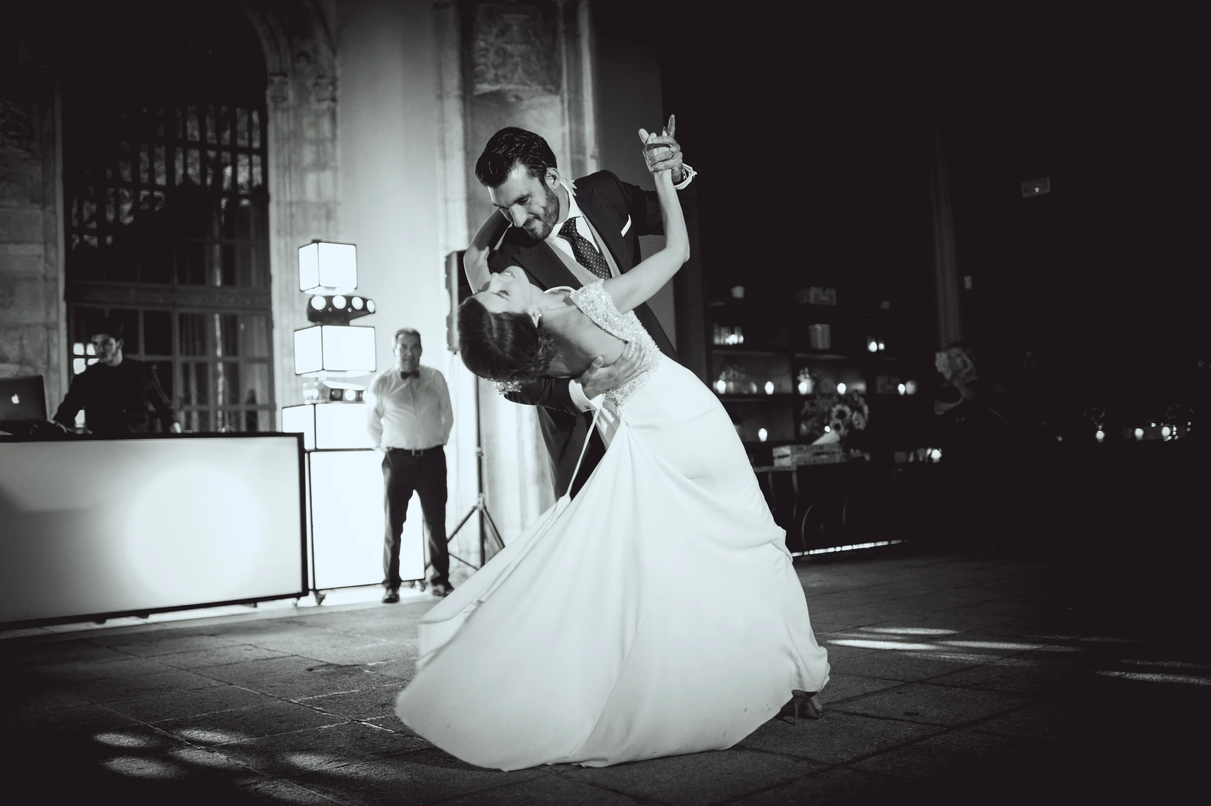 Novia girando durante el baile en blanco y negro, fotografía de boda en el Castillo de Viñuelas.
