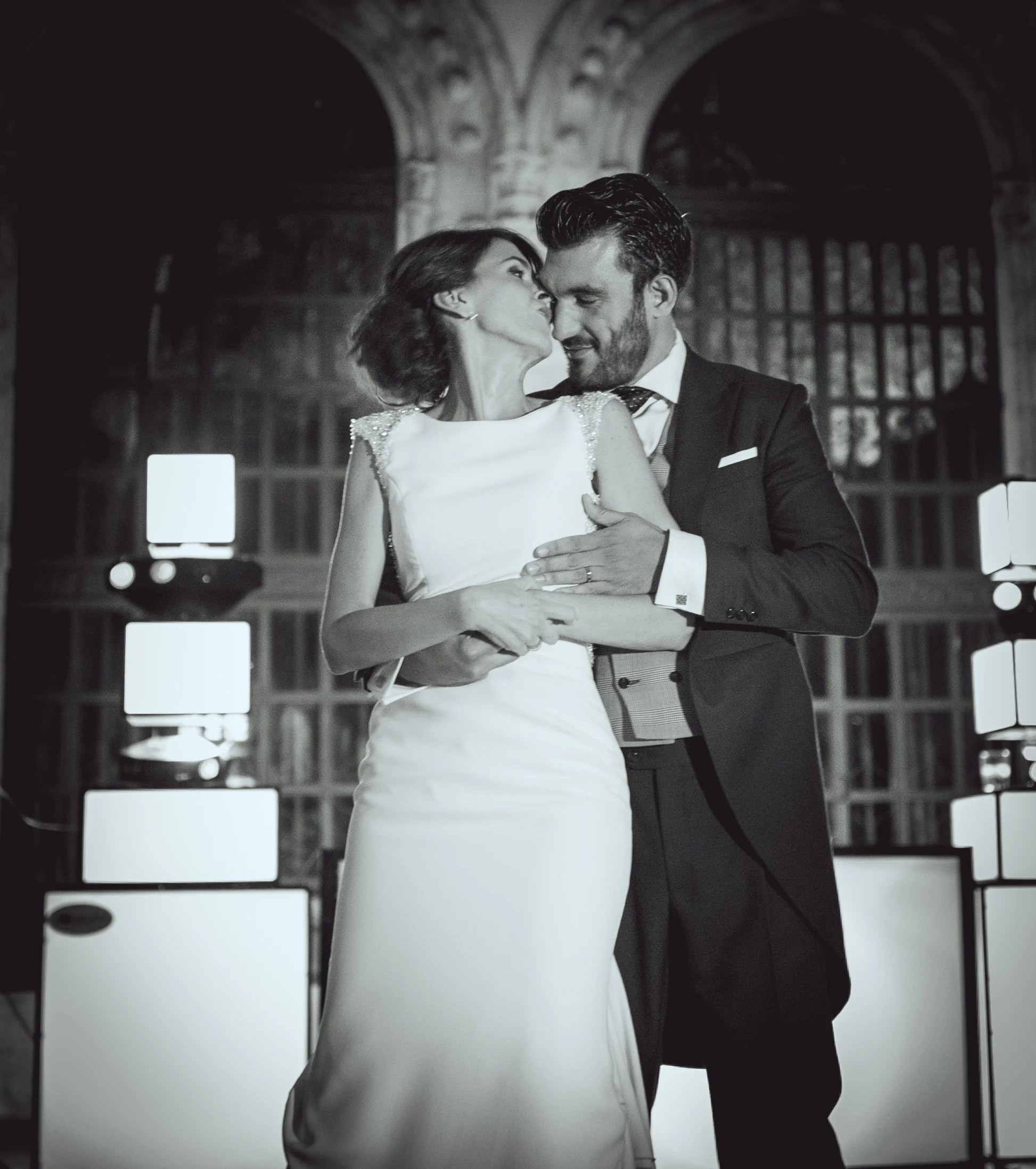 Novios abrazados durante el primer baile, fotografía de boda en el Castillo de Viñuelas.