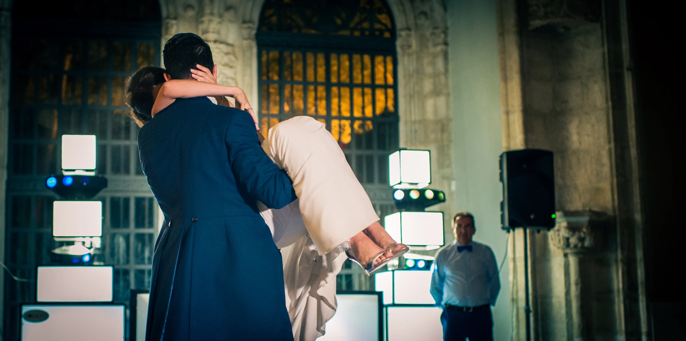 Novio levantando a la novia al final del baile, fotografía de boda en el Castillo de Viñuelas.