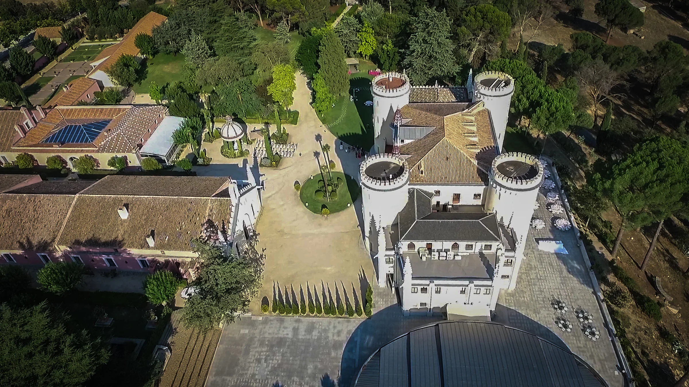 Vista aérea del Castillo de Viñuelas y sus jardines durante una boda