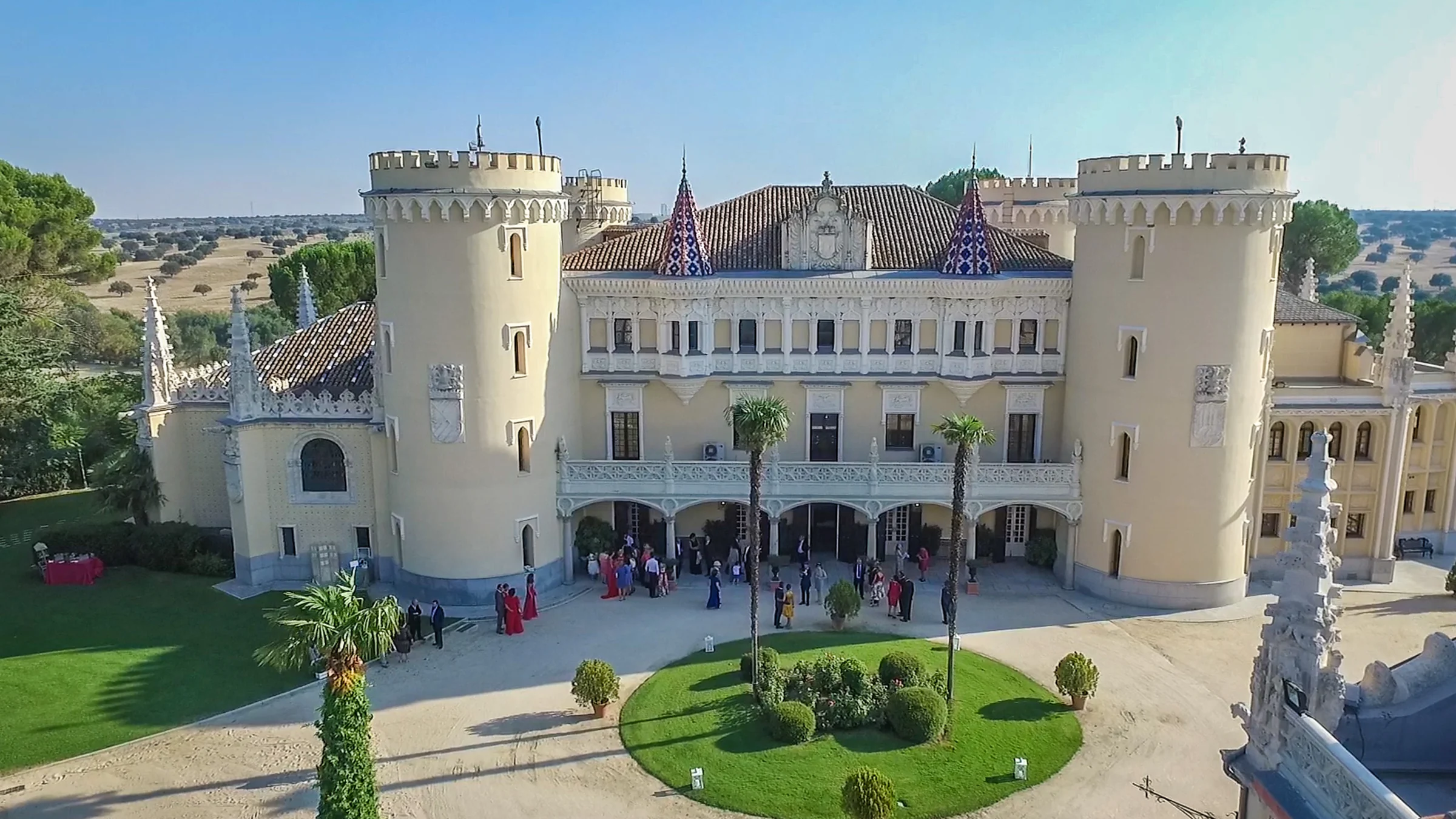 Fachada principal y jardines del Castillo de Viñuelas con invitados durante una boda.