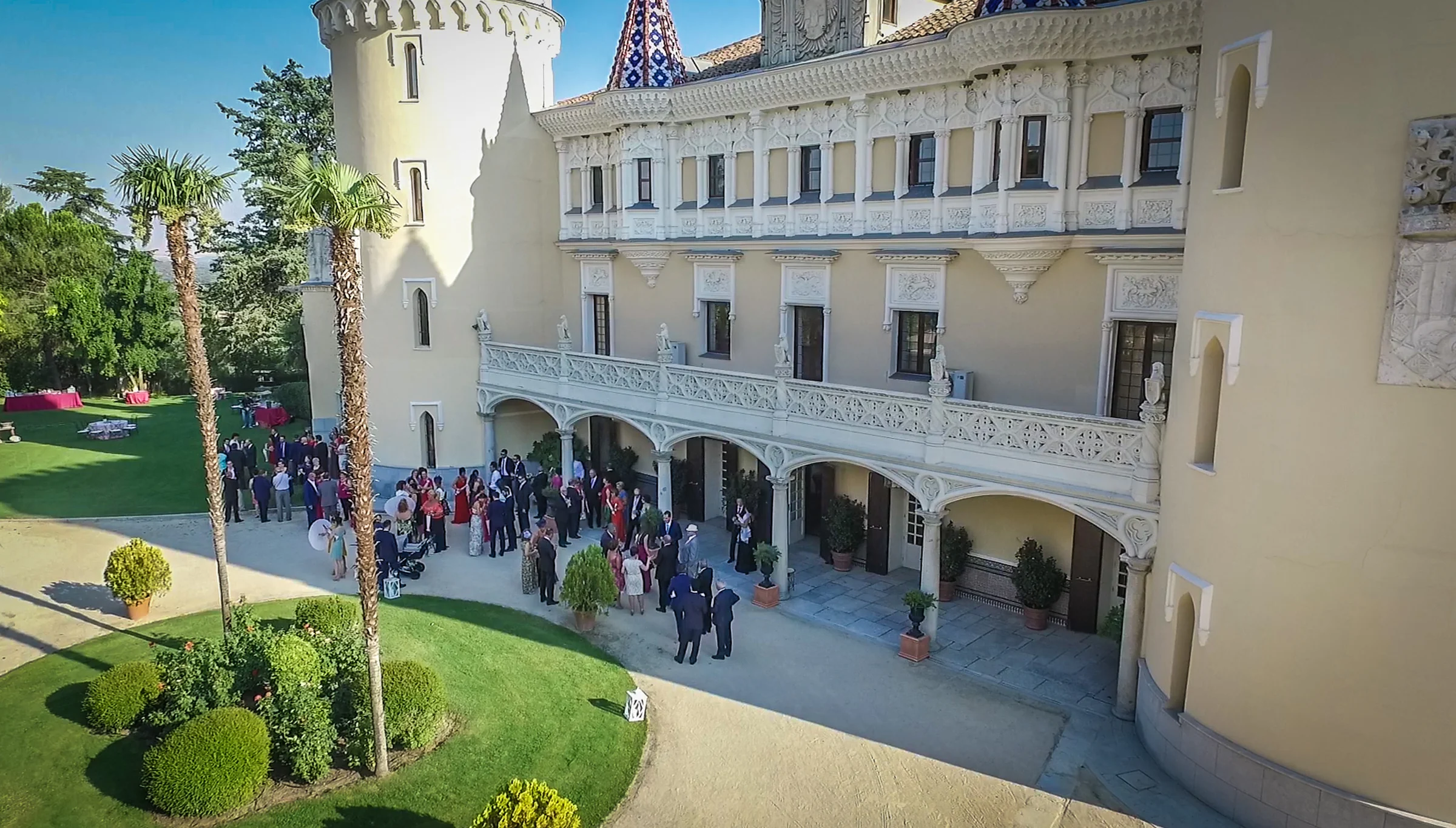 Invitados durante el cóctel en los jardines junto a la fachada del Castillo de Viñuelas.