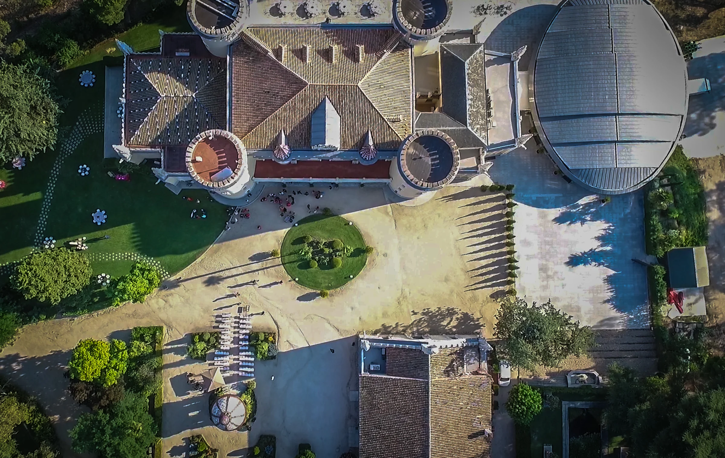 Vista cenital del Castillo de Viñuelas y la distribución de sus jardines y espacios exteriores.