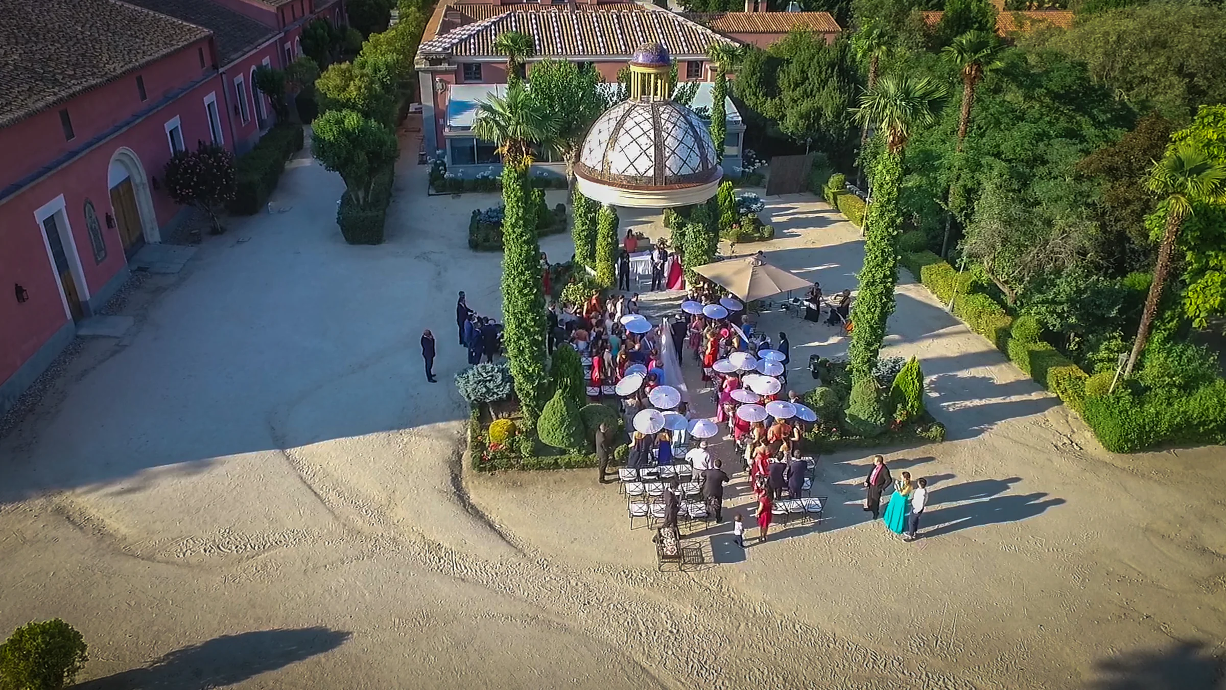 Vista aérea de los jardines y espacios de celebración del Castillo de Viñuelas con invitados.