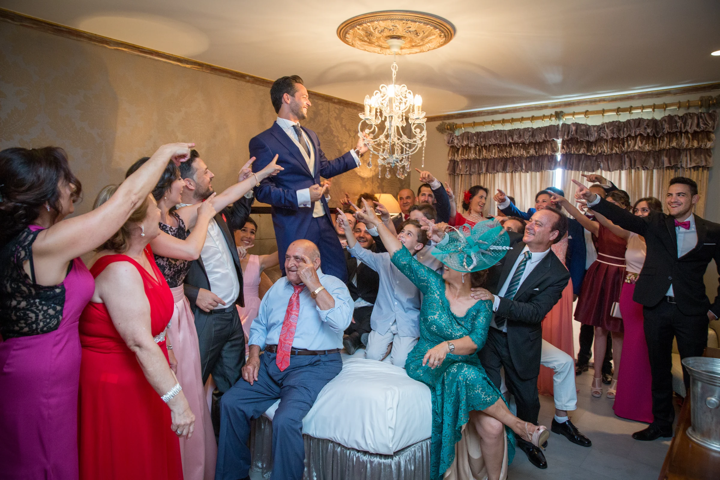 Novio celebrado por familiares y amigos durante los preparativos de una boda en Cigarral de las Mercedes.