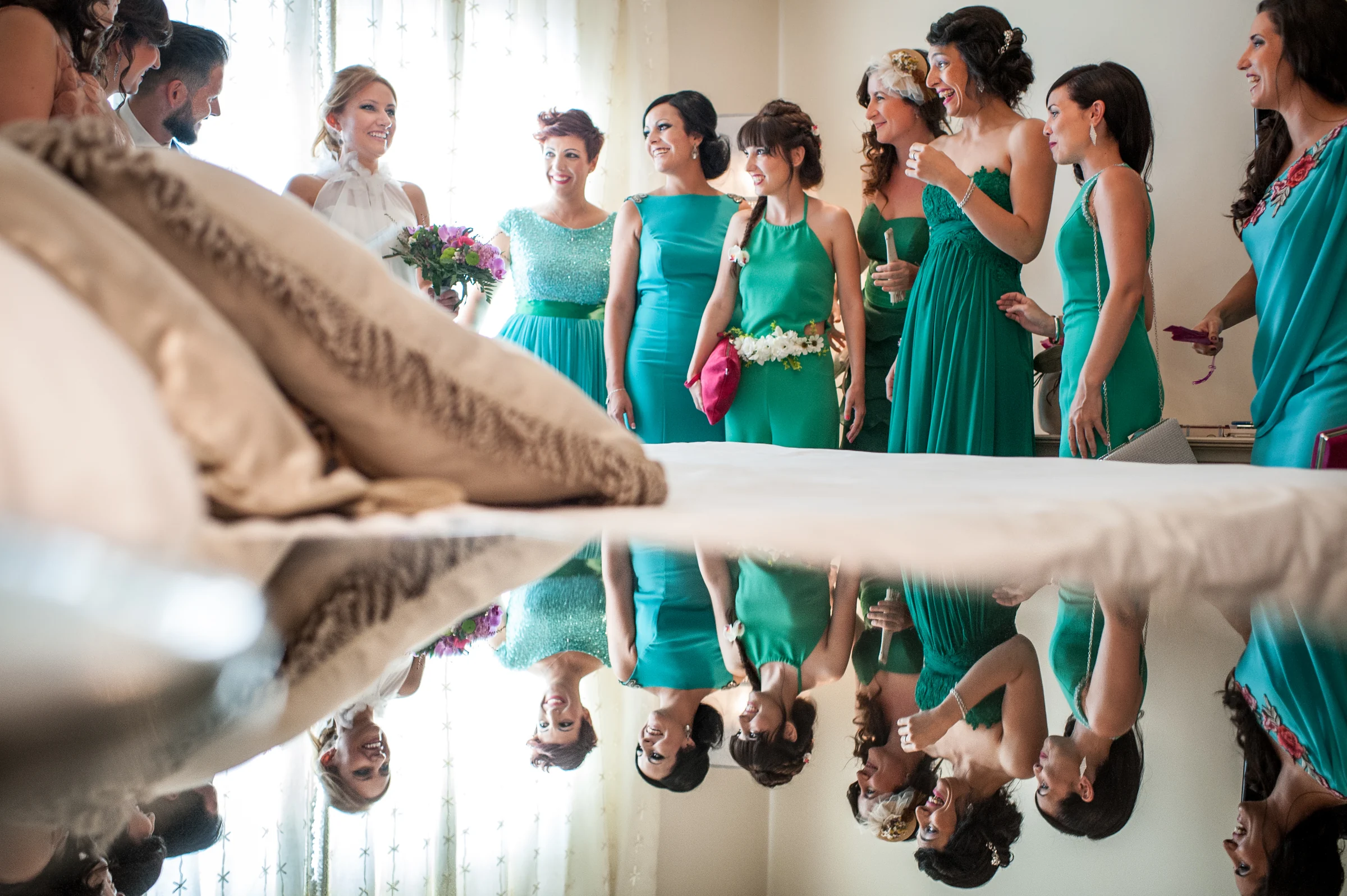 Damas de honor reflejadas durante los preparativos de una boda en Cigarral de las Mercedes.