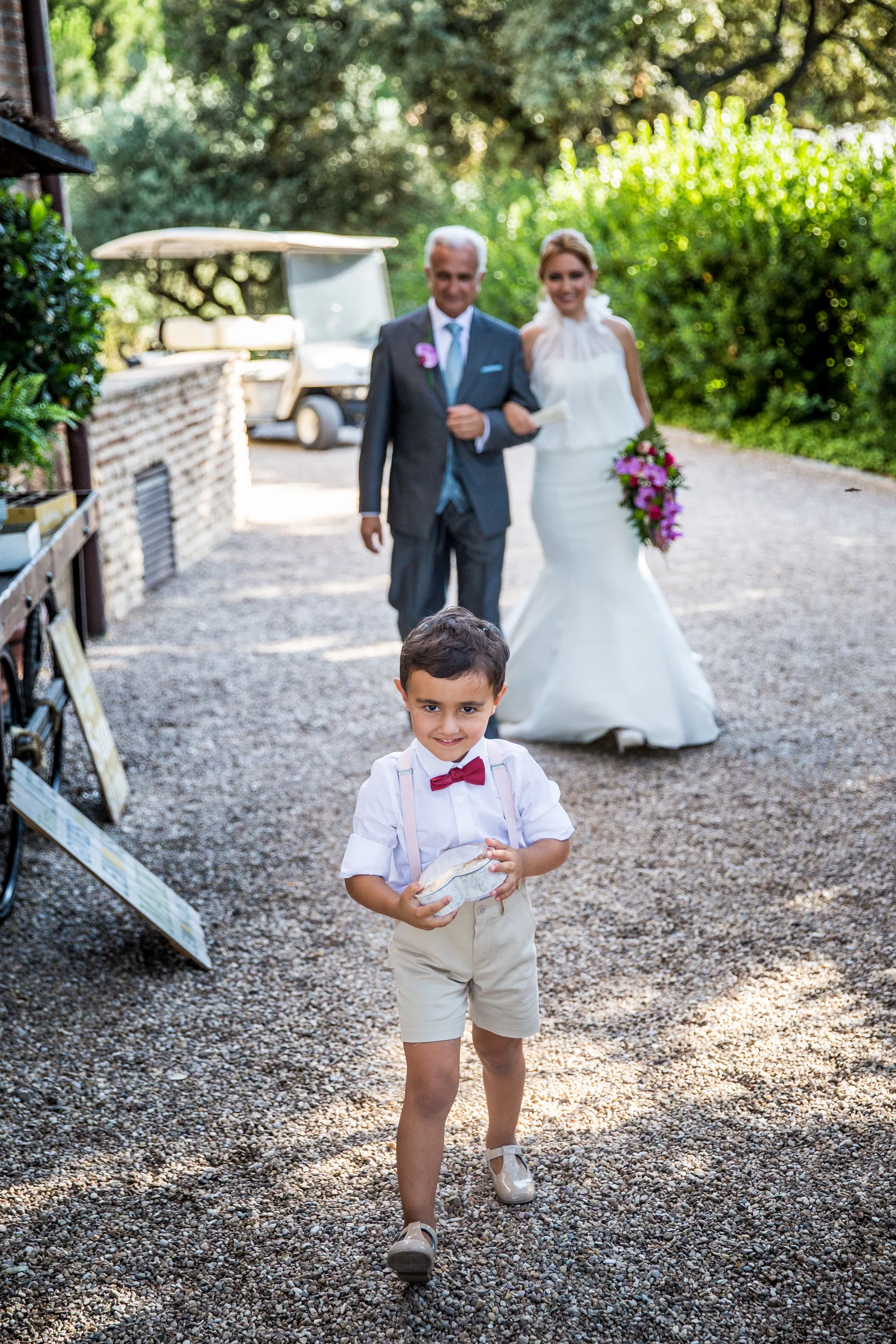 Entrada de la novia a la ceremonia acompañada de su familia en Cigarral de las Mercedes.