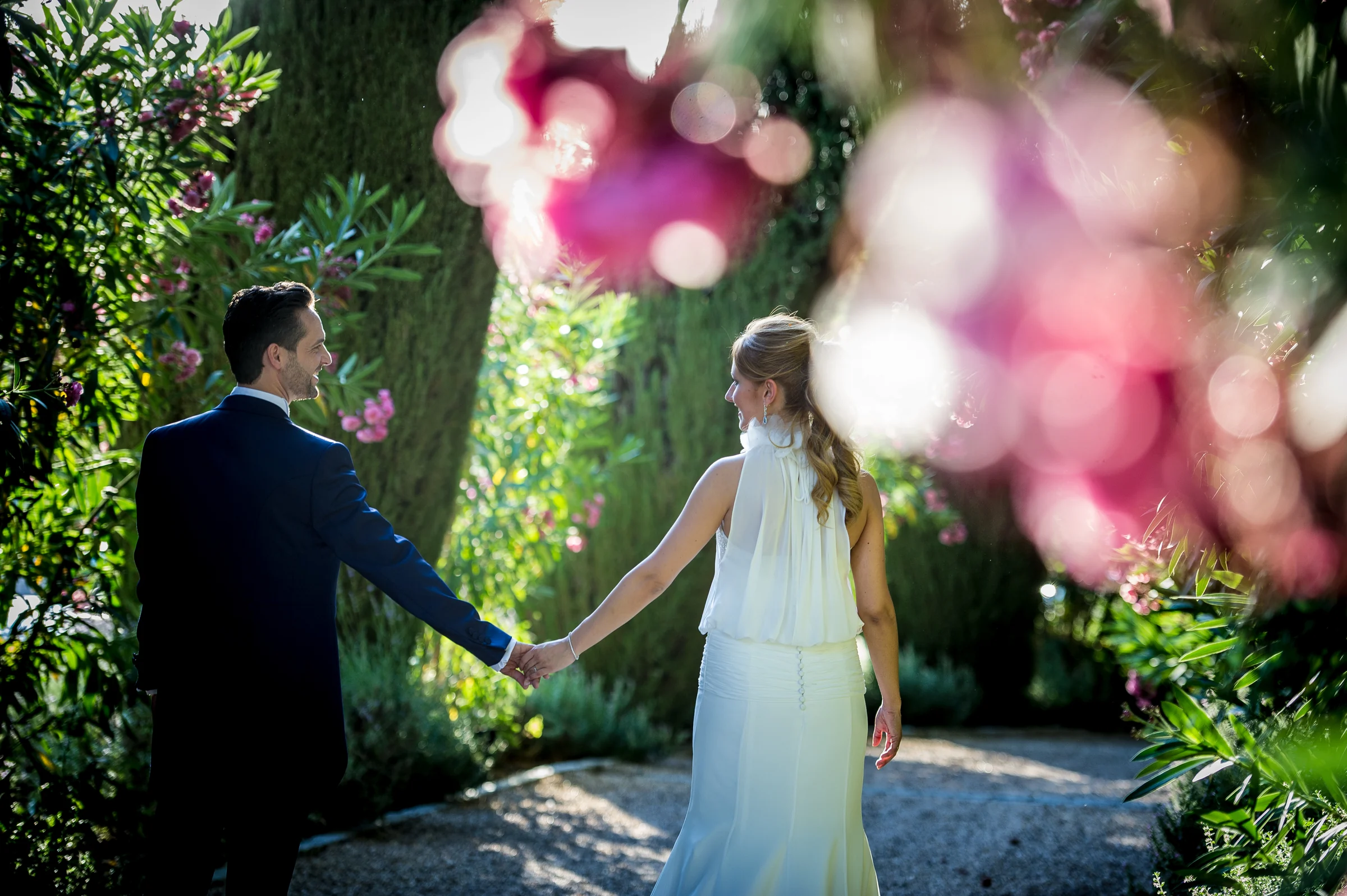 Novios paseando de la mano por los jardines de Cigarral de las Mercedes.