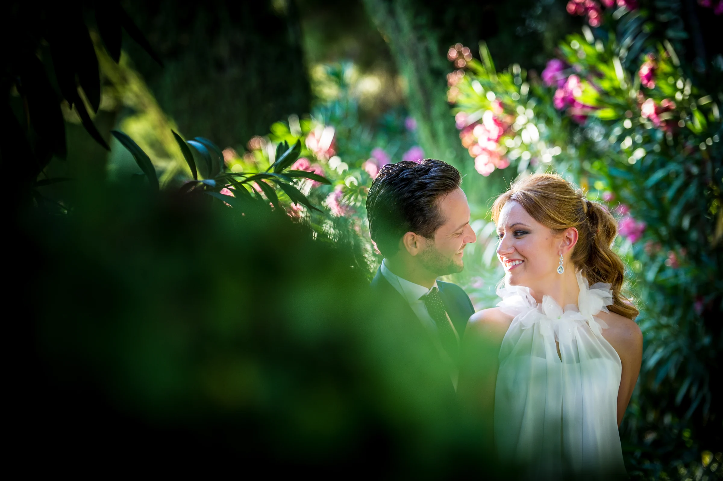 Retrato de la novia entre la vegetación de los jardines de Cigarral de las Mercedes.