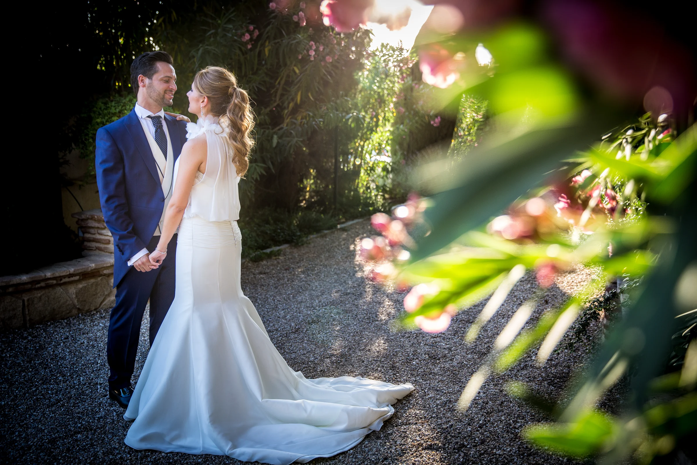 Retrato de los novios rodeados de flores en Cigarral de las Mercedes.