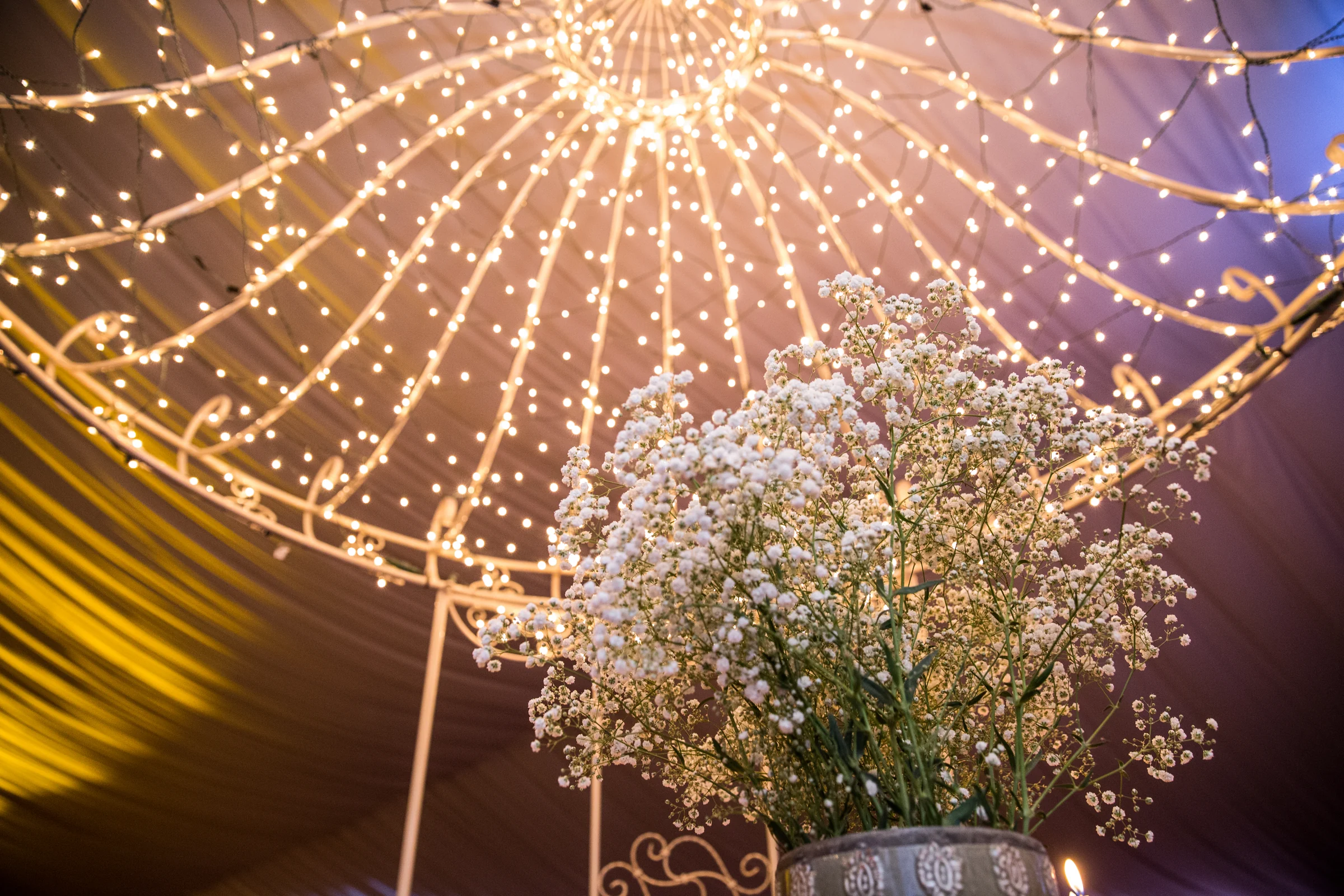 Decoración de luces y flores durante el banquete de boda en Cigarral de las Mercedes.