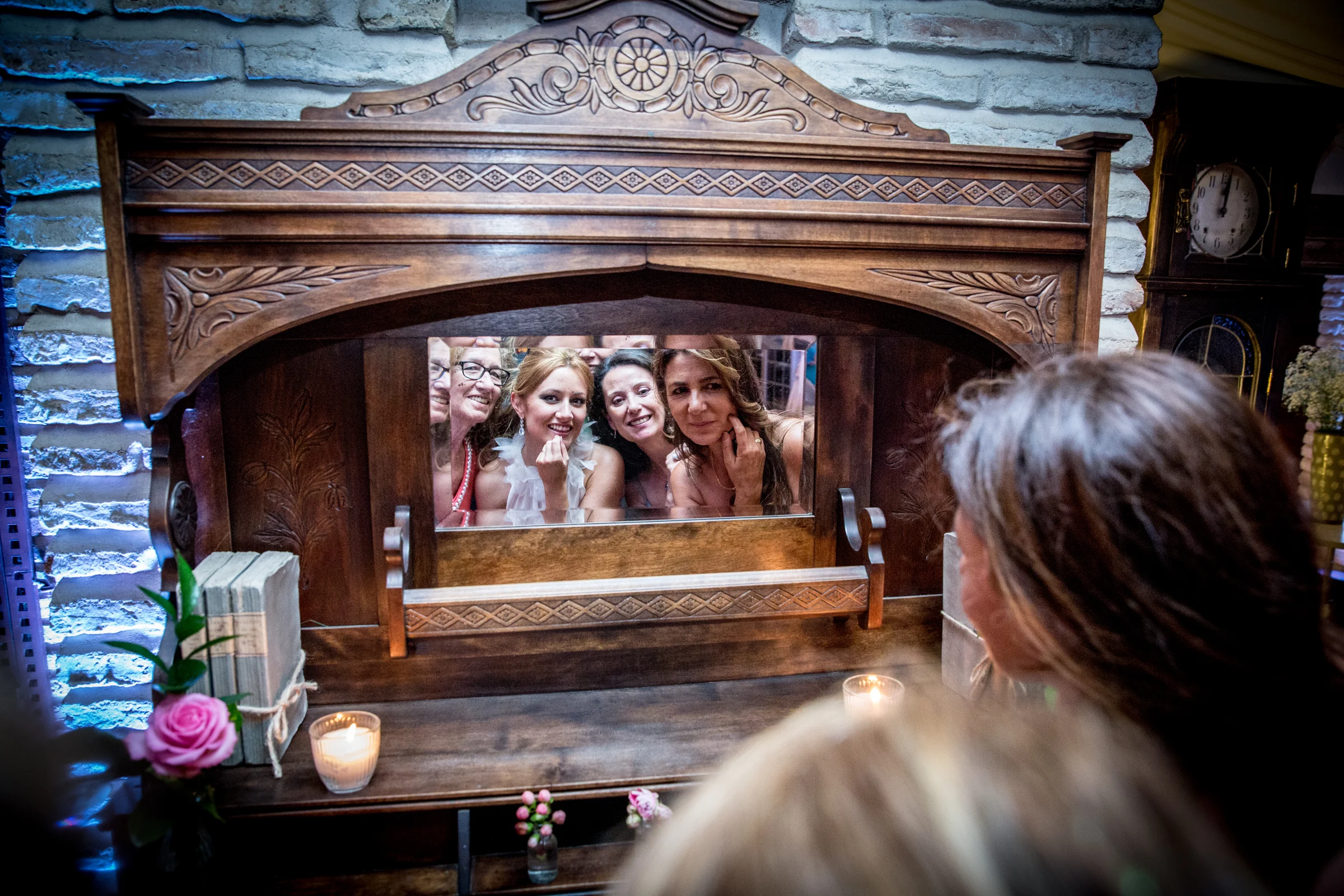 Invitadas reflejadas en un elemento decorativo durante una boda en Cigarral de las Mercedes.