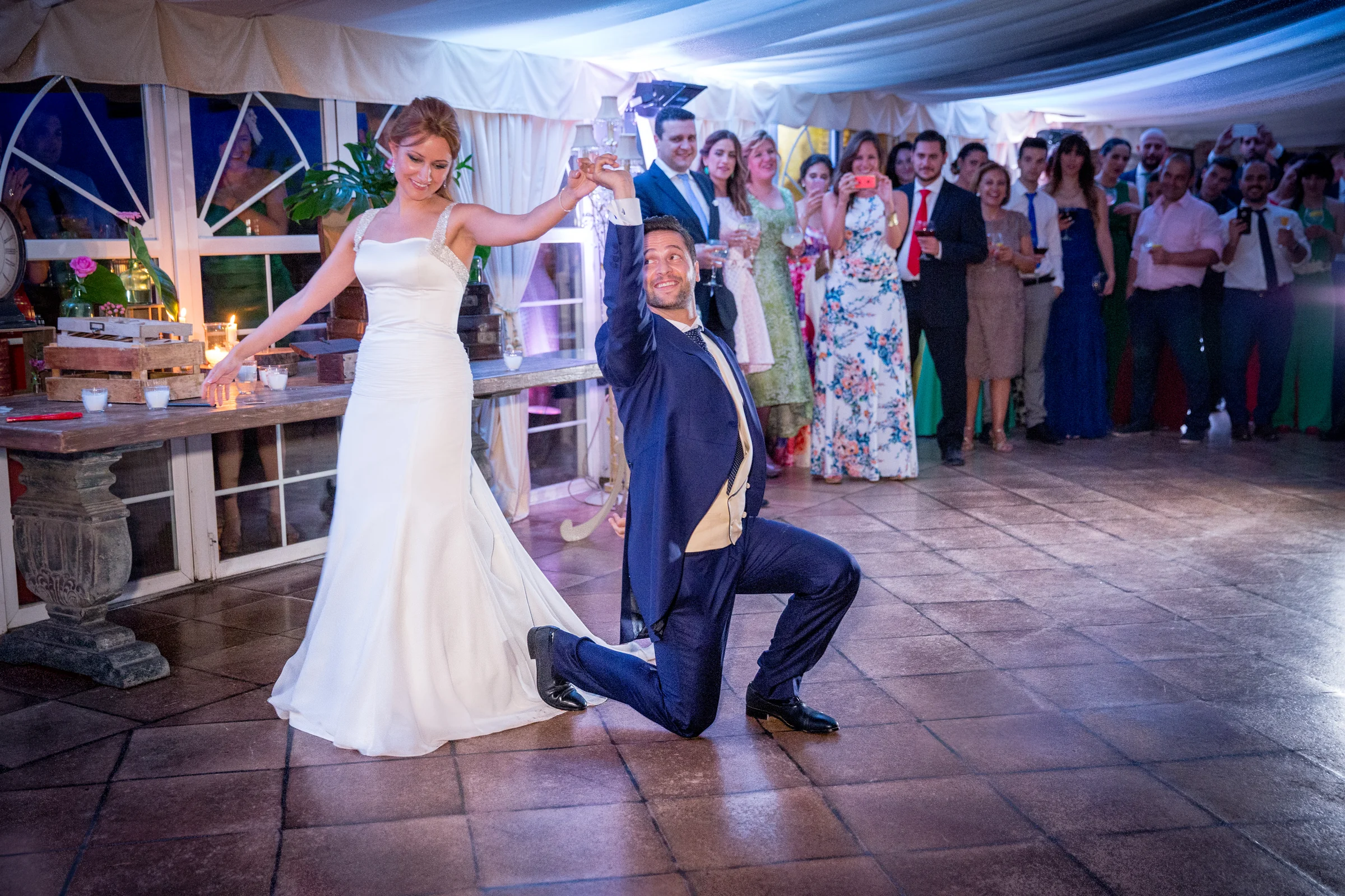 Novios bailando durante la fiesta de boda en Cigarral de las Mercedes.