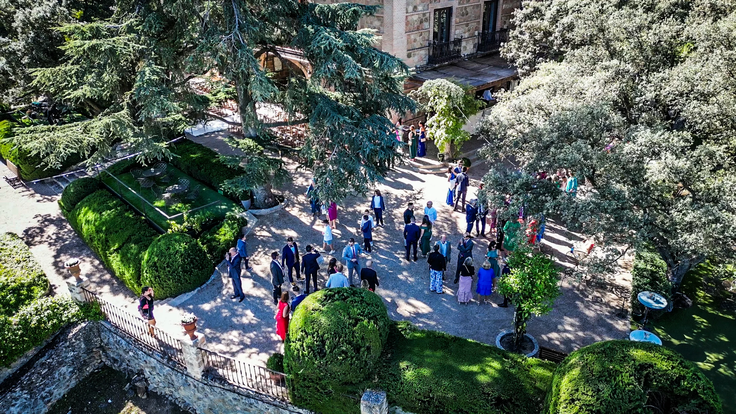 Vista aérea de una celebración en los jardines de Cigarral de las Mercedes.