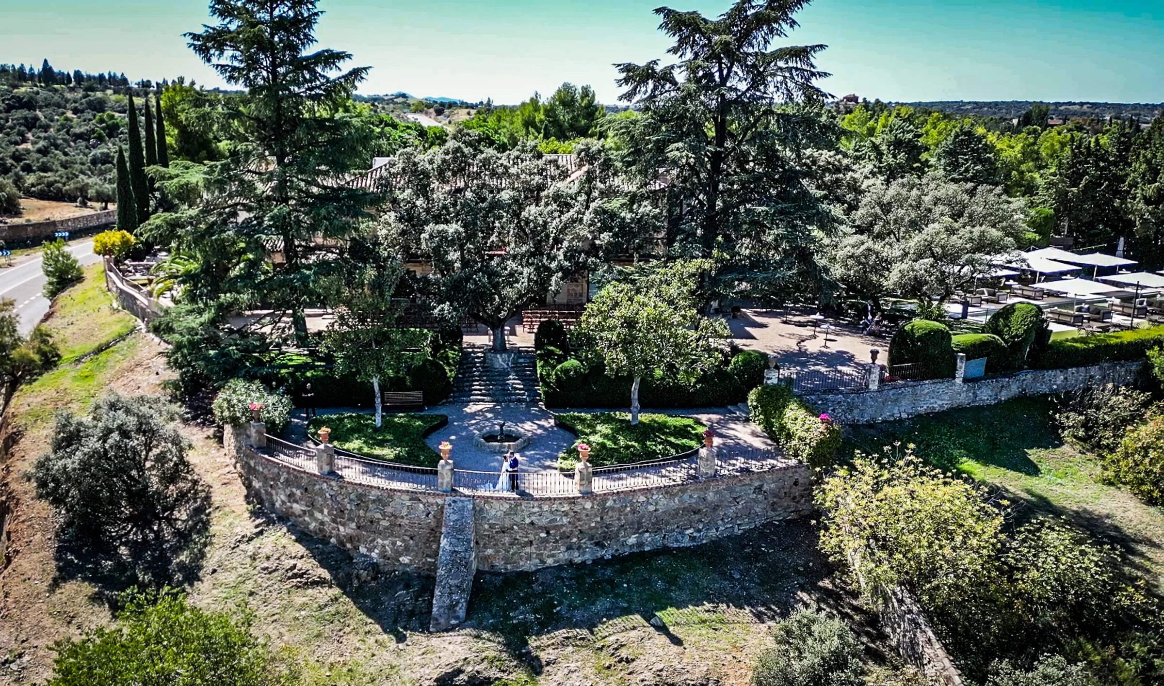Panorámica aérea de los jardines y espacios exteriores de Cigarral de las Mercedes.