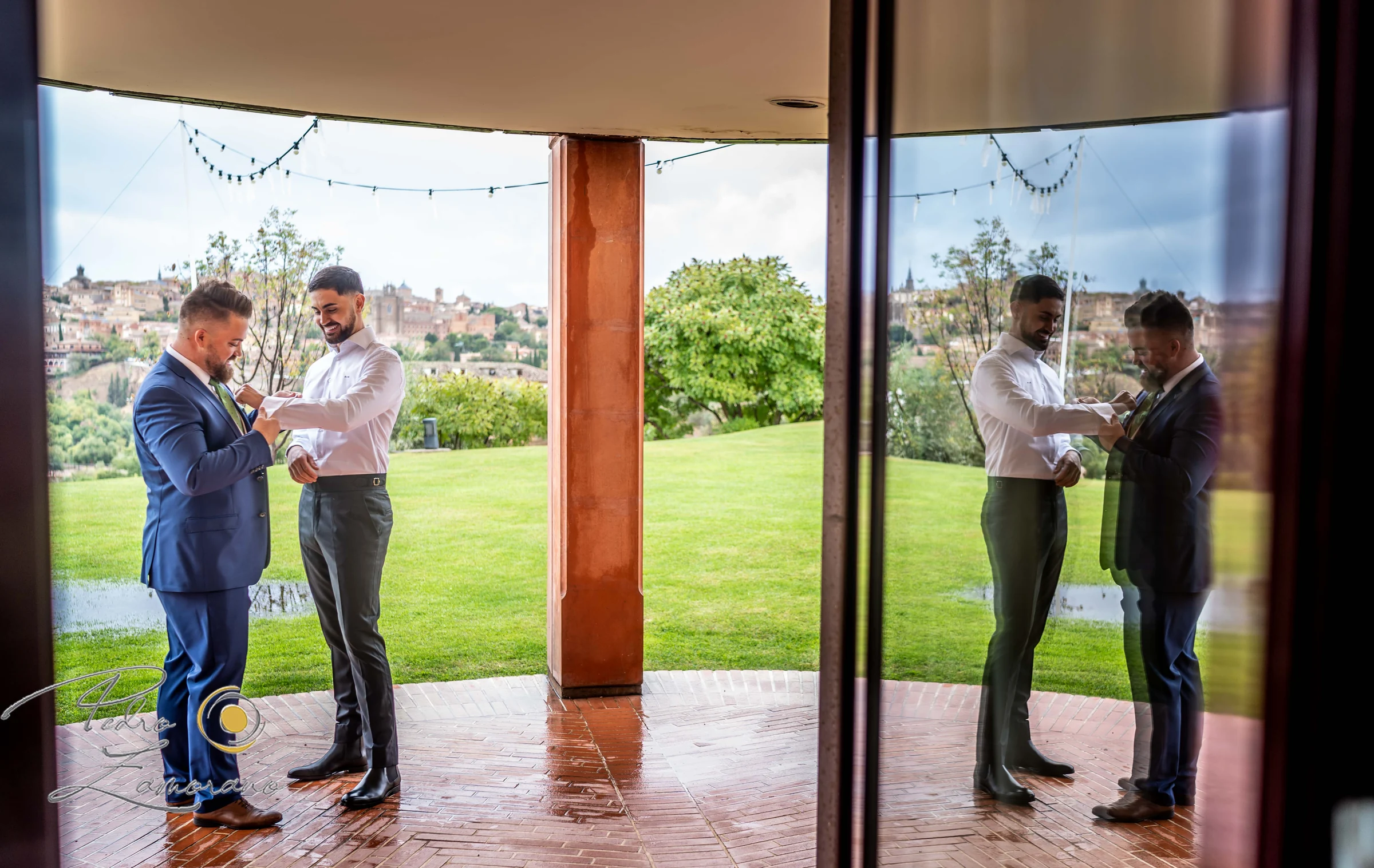 Novio durante los preparativos en una habitación del Cigarral del Ángel Custodio con vistas al jardín.
