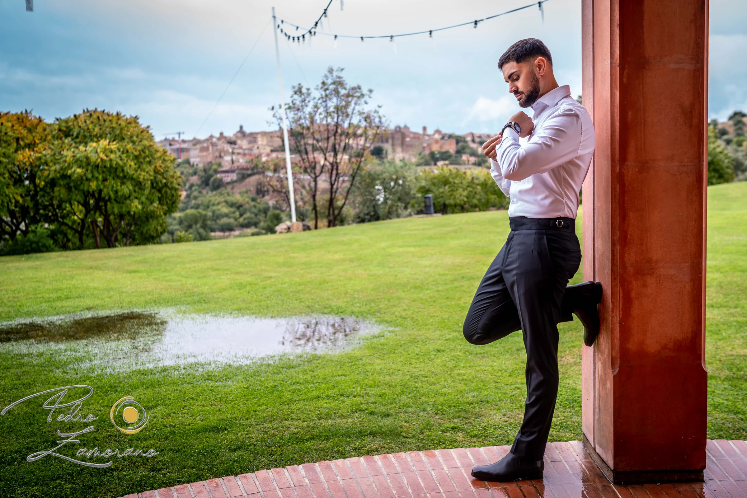 Retrato del novio junto al jardín del Cigarral del Ángel Custodio con Toledo al fondo.