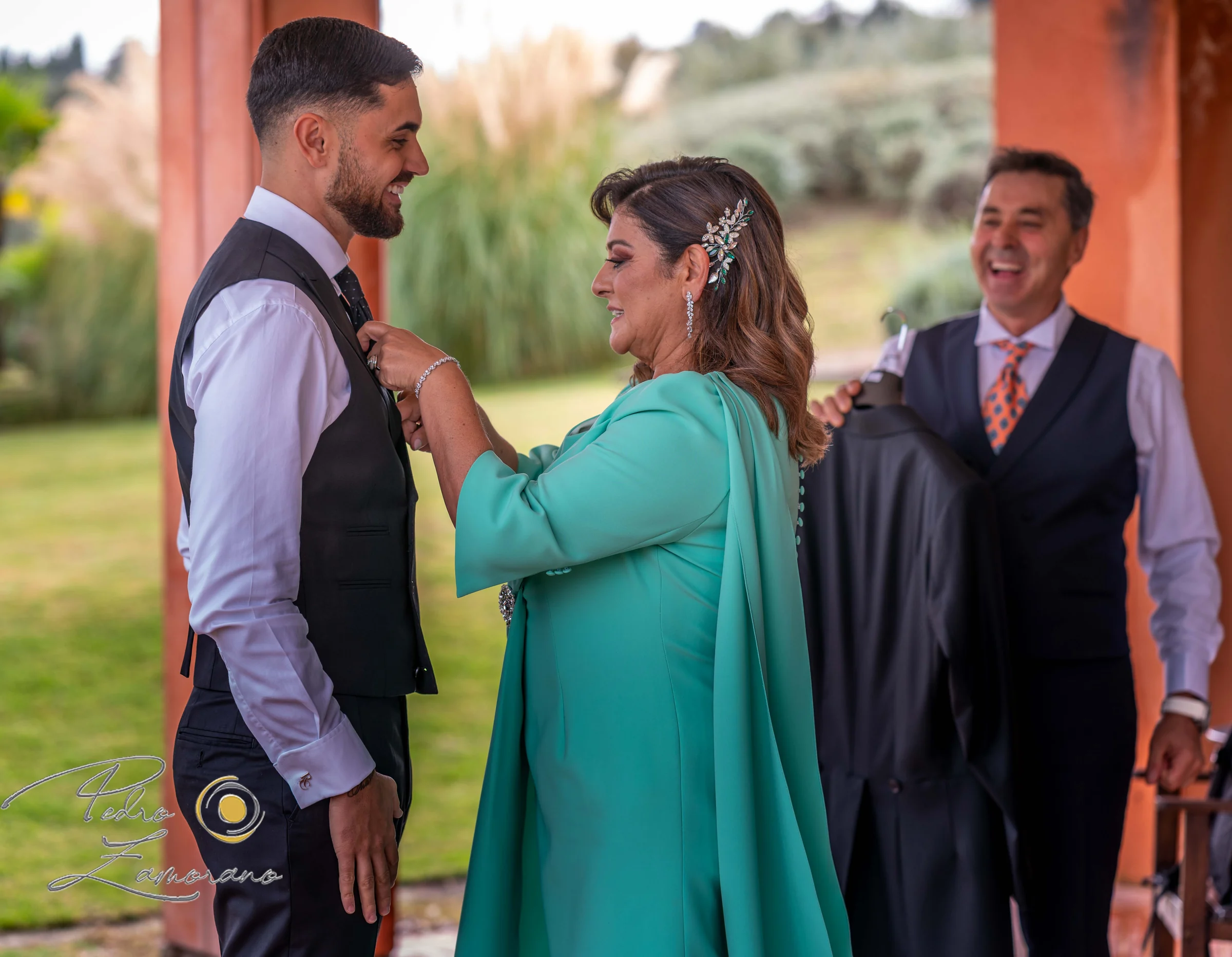 Novio con familiares durante los momentos previos a la boda en los jardines del cigarral.