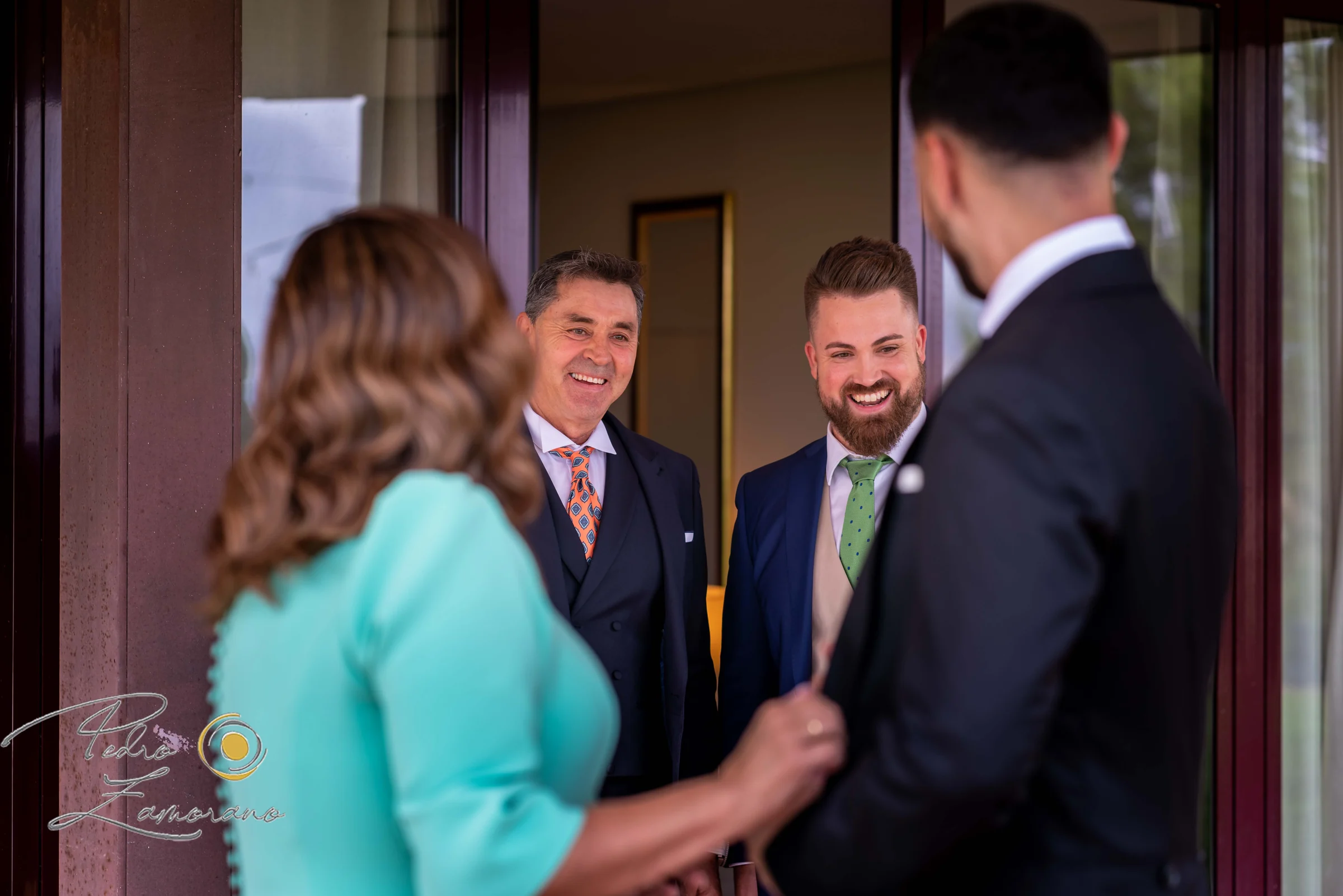 Novio conversando con familiares e invitados antes de la ceremonia.