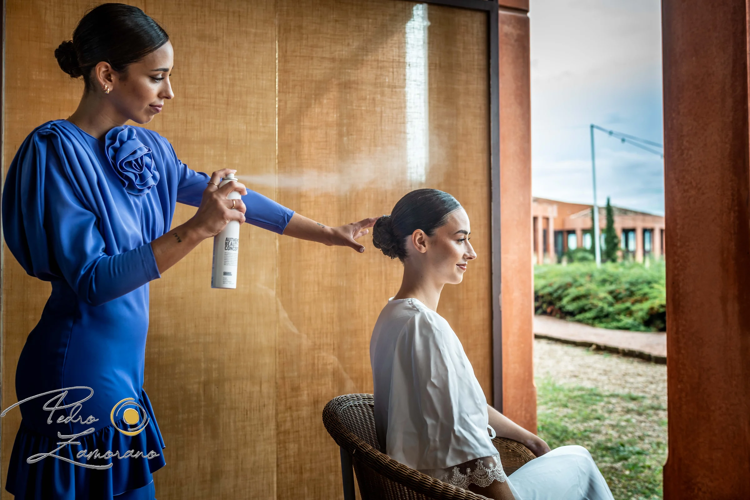 Novia durante el maquillaje antes de su boda en el Cigarral del Ángel Custodio.