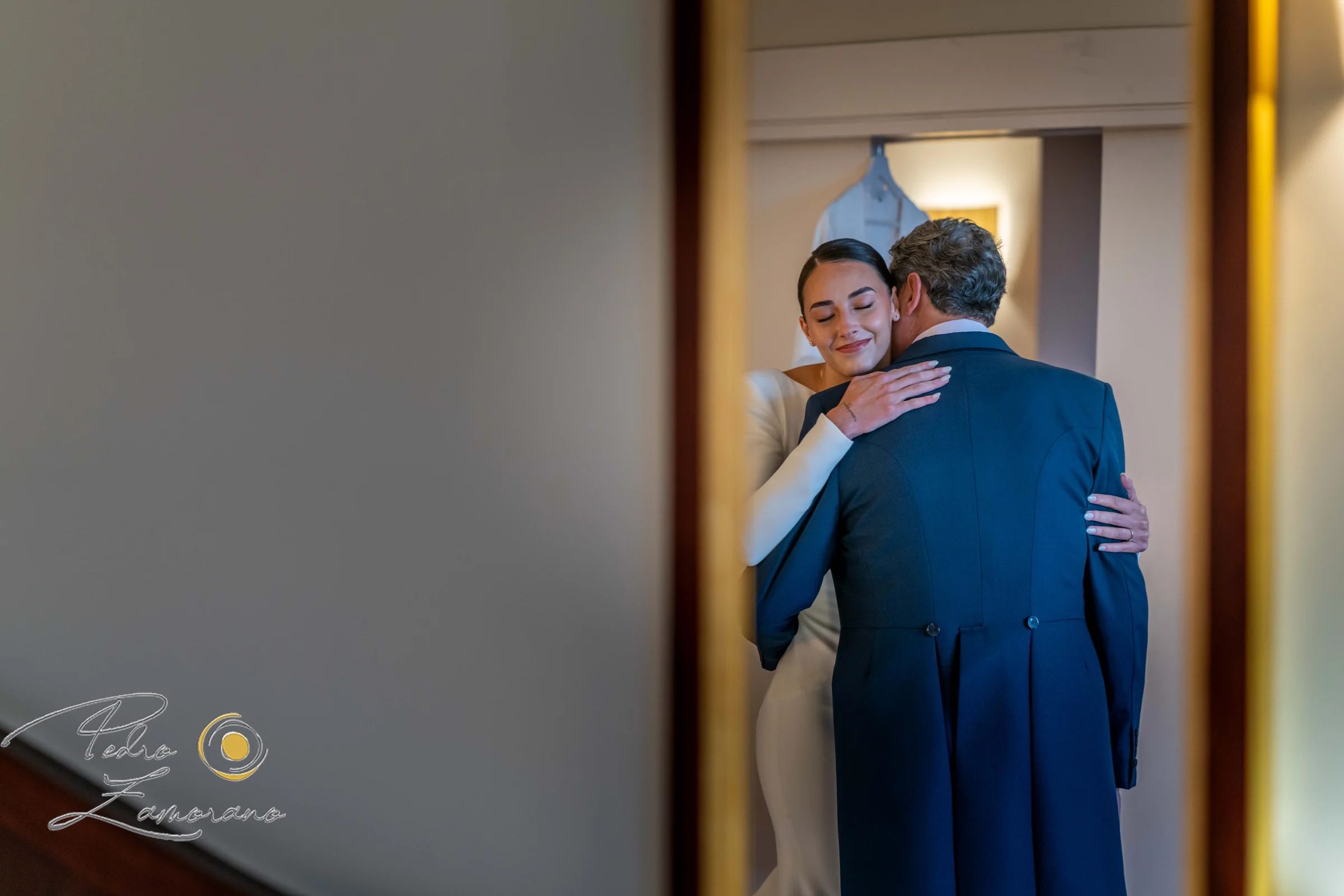 Abrazo durante la ceremonia de boda en el Cigarral del Ángel Custodio.