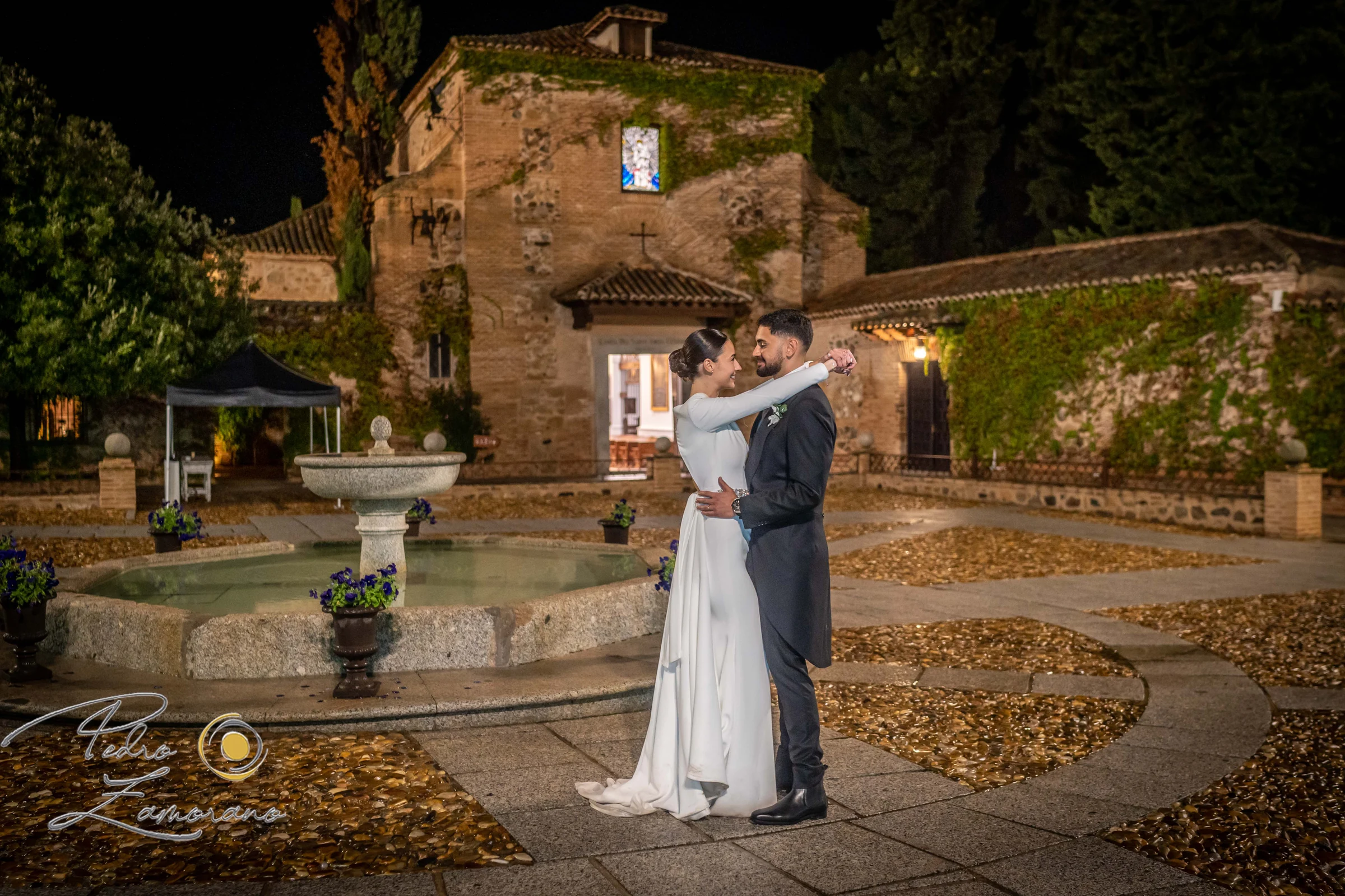 Novios de noche junto a una fuente de los jardines del Cigarral del Ángel Custodio.