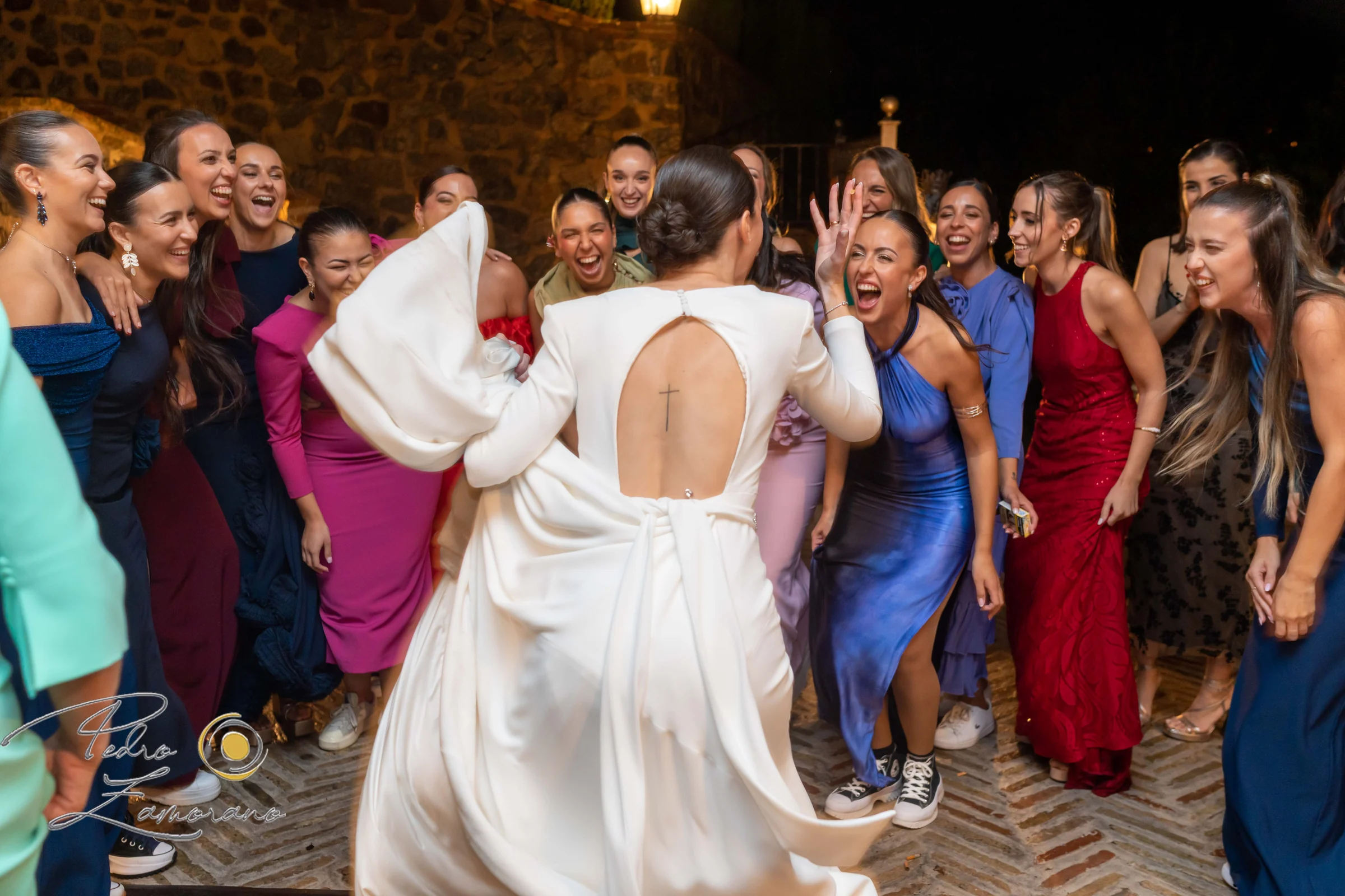 Novia celebrando con sus amigas durante la fiesta de boda.