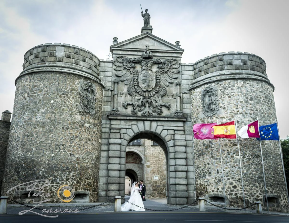 Novia delante de la Puerta de Bisagra de Toledo durante el reportaje de boda.