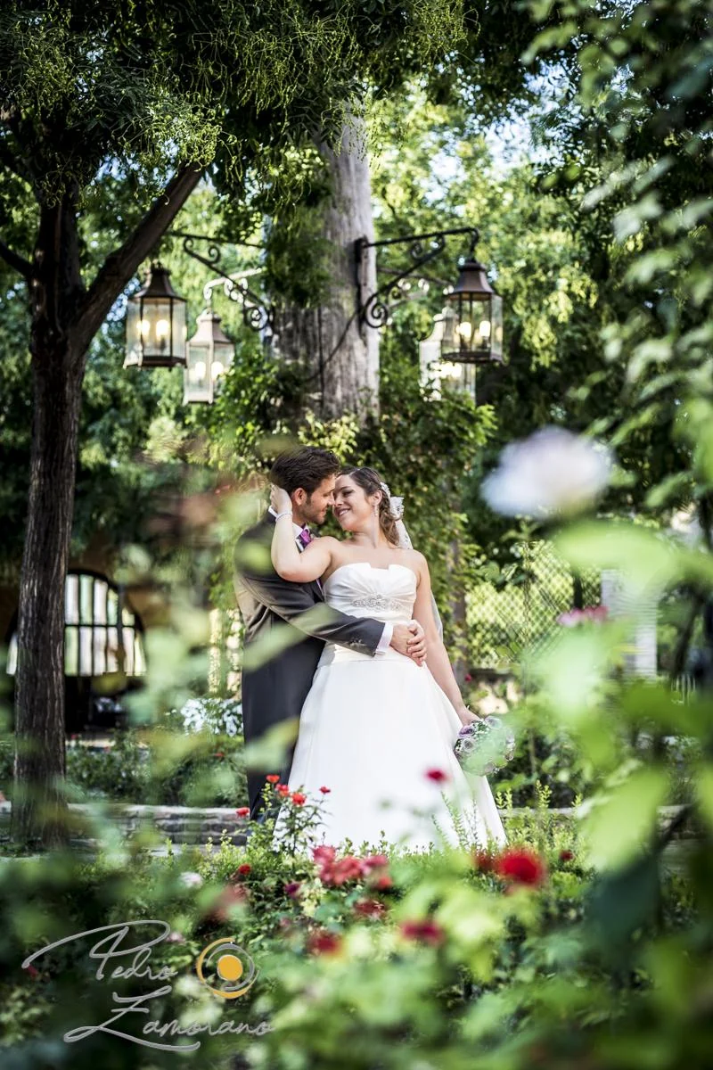 Novios entre flores y vegetación en los jardines del Cigarral del Ángel Custodio.