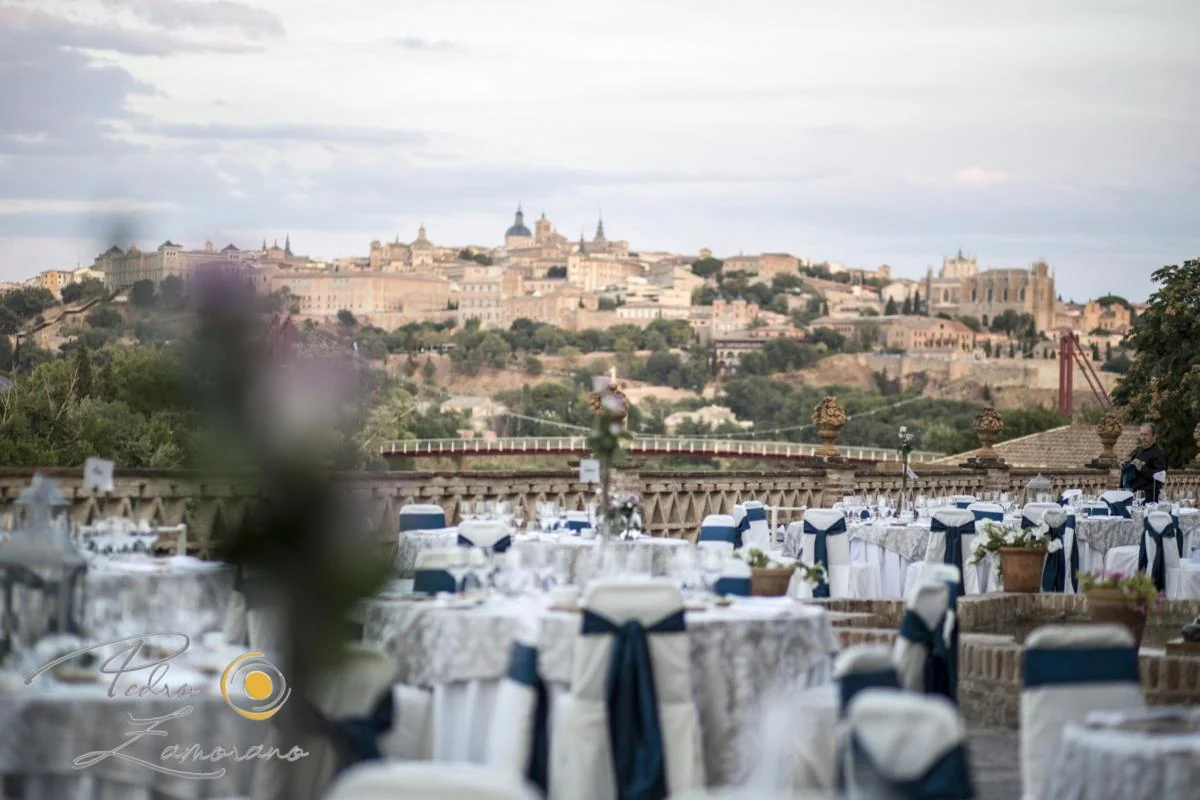 Mesas preparadas para el banquete con vistas panorámicas de Toledo.