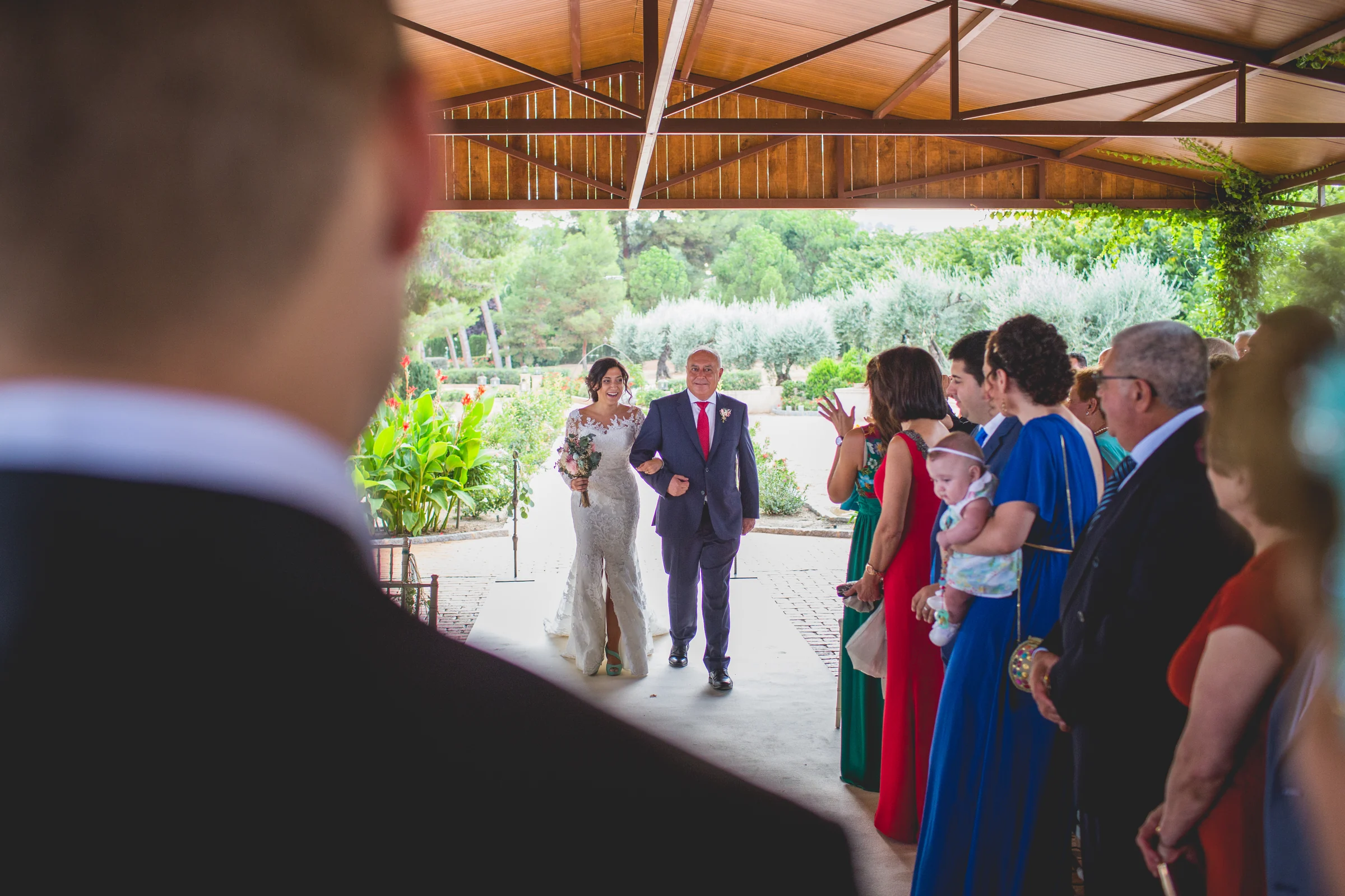 Entrada a la ceremonia con invitados en un espacio exterior del Cigarral del Ángel Custodio.