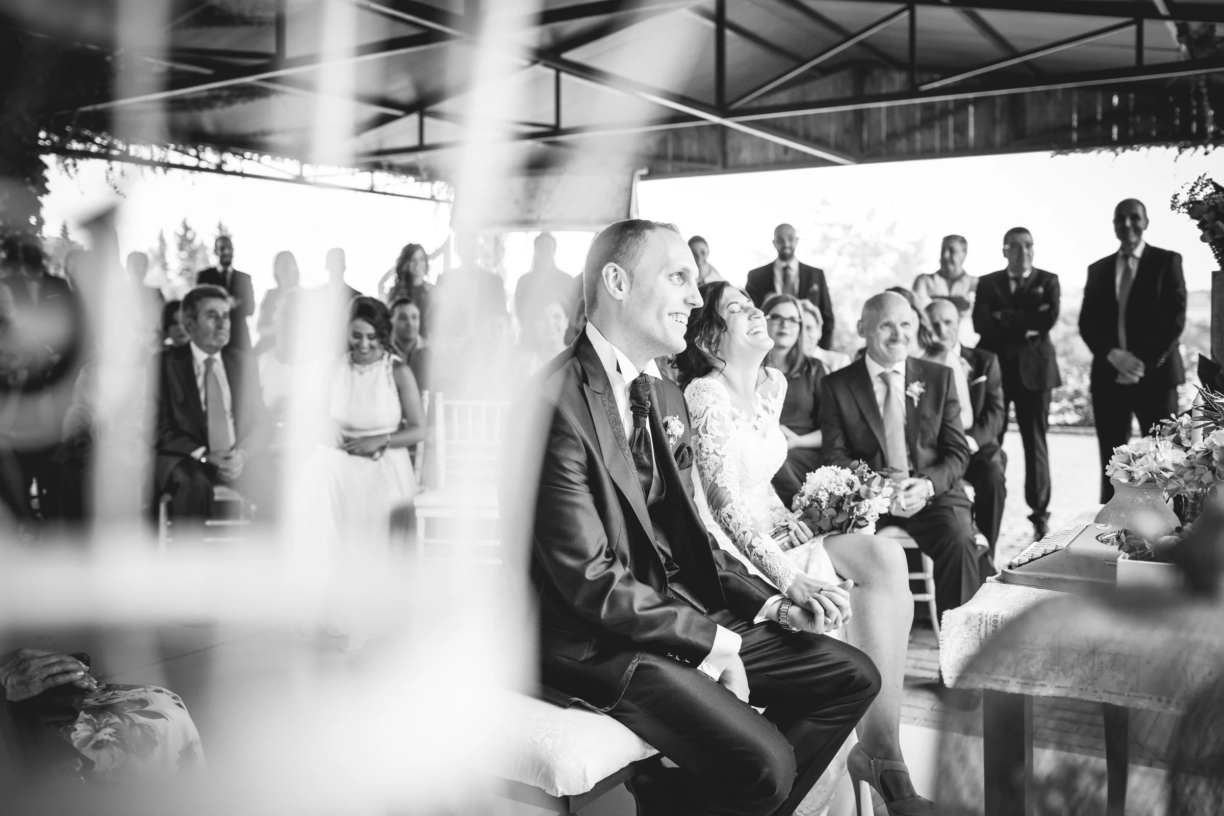 Invitados durante la ceremonia en una fotografía en blanco y negro.