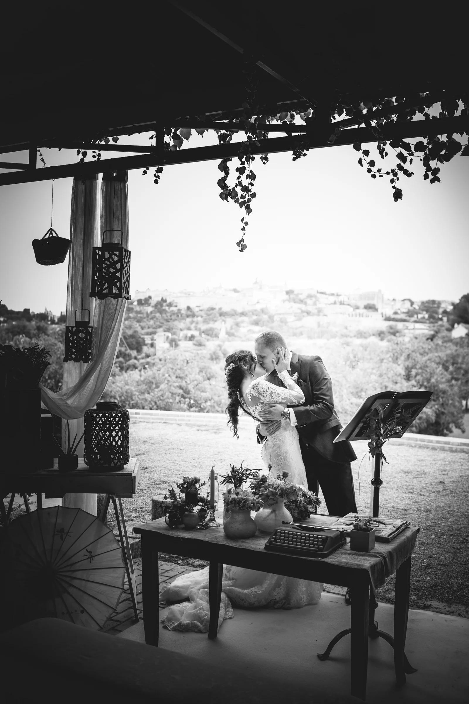 Novios durante la ceremonia exterior en una fotografía en blanco y negro.